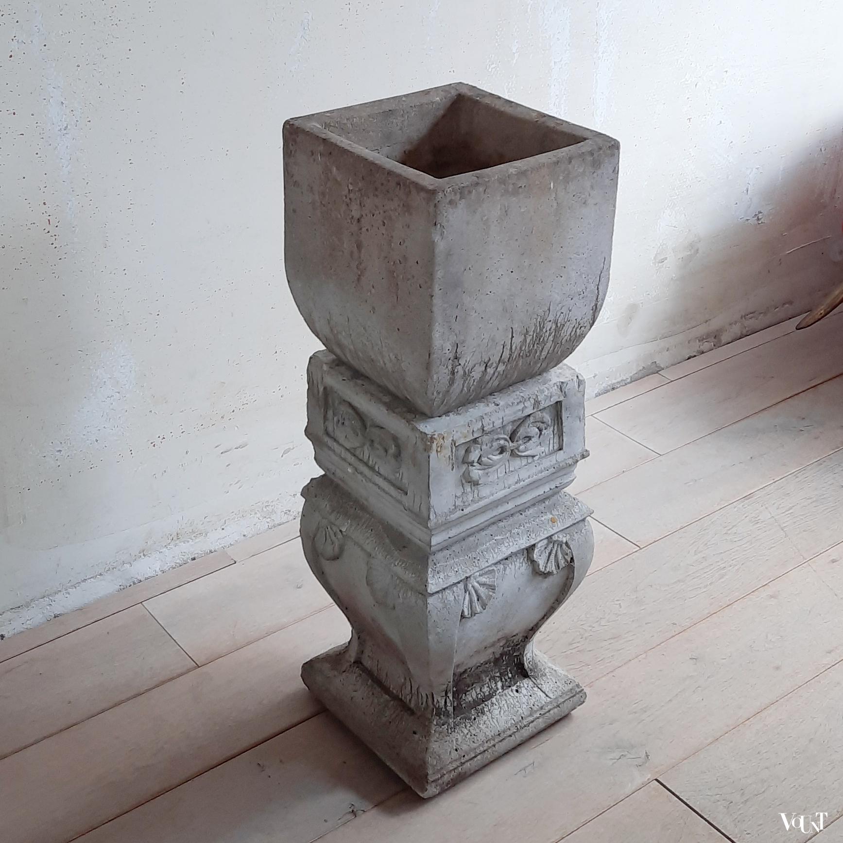 Vintage gietstenen zuiltje met plantenbak