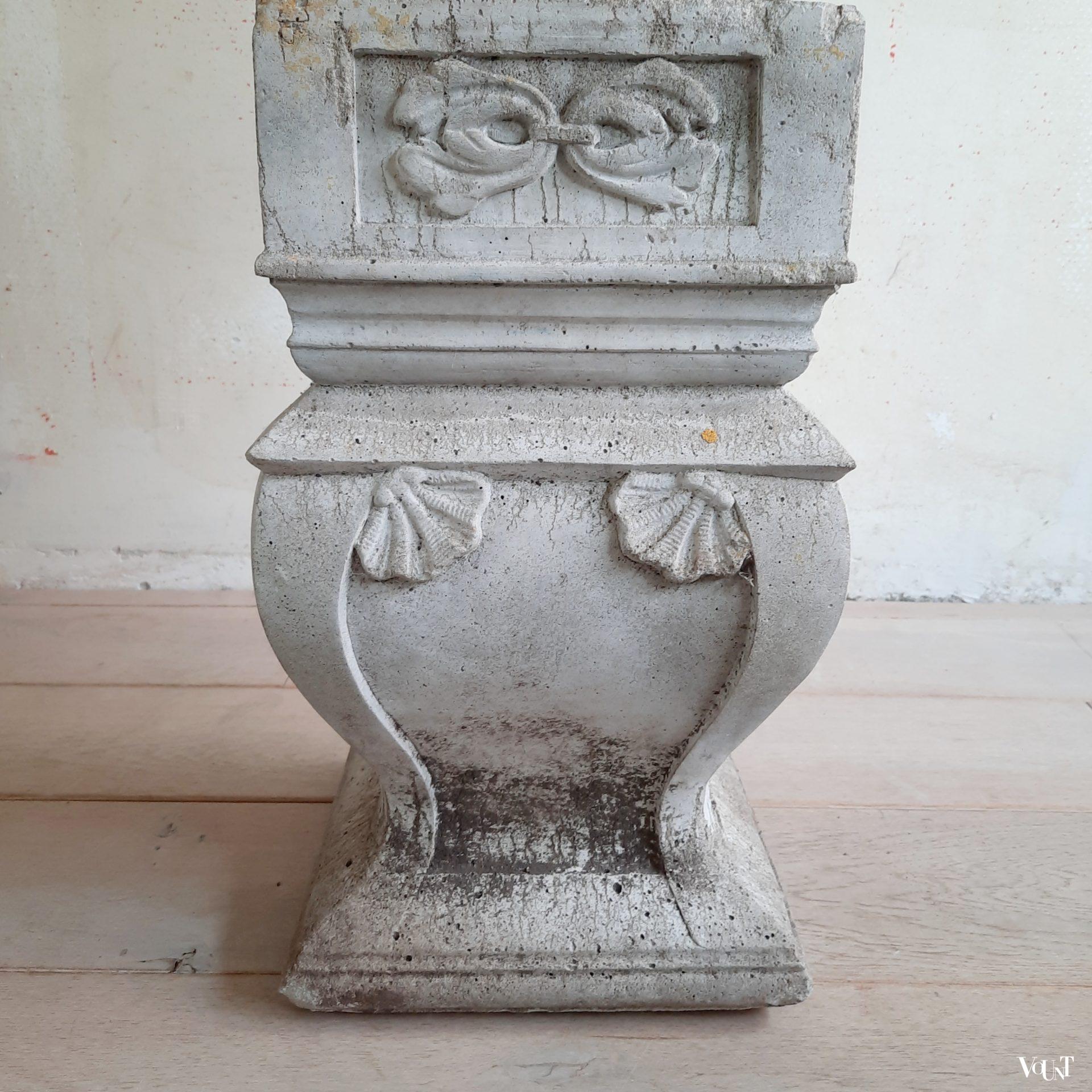 Vintage gietstenen zuiltje met plantenbak