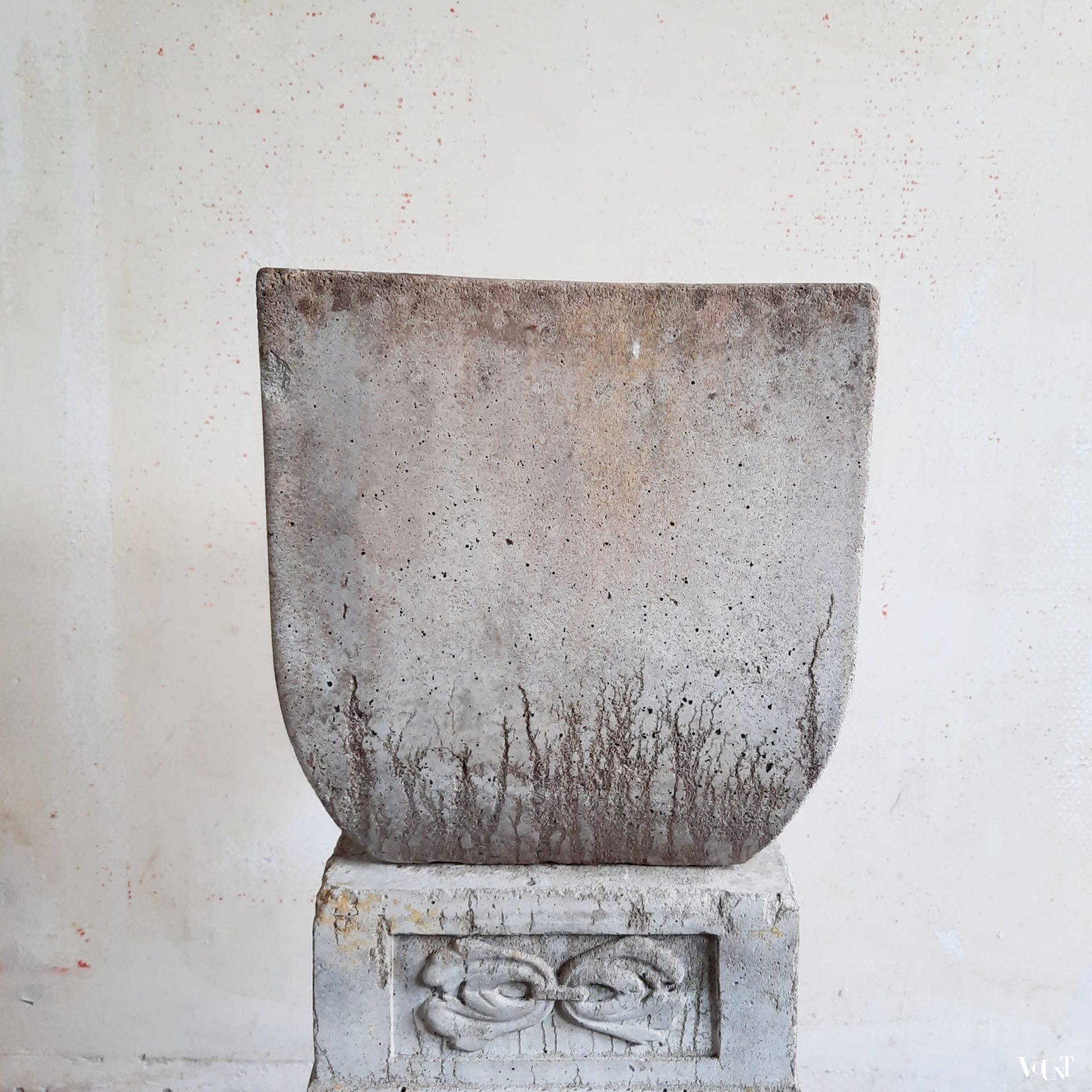 Vintage gietstenen zuiltje met plantenbak