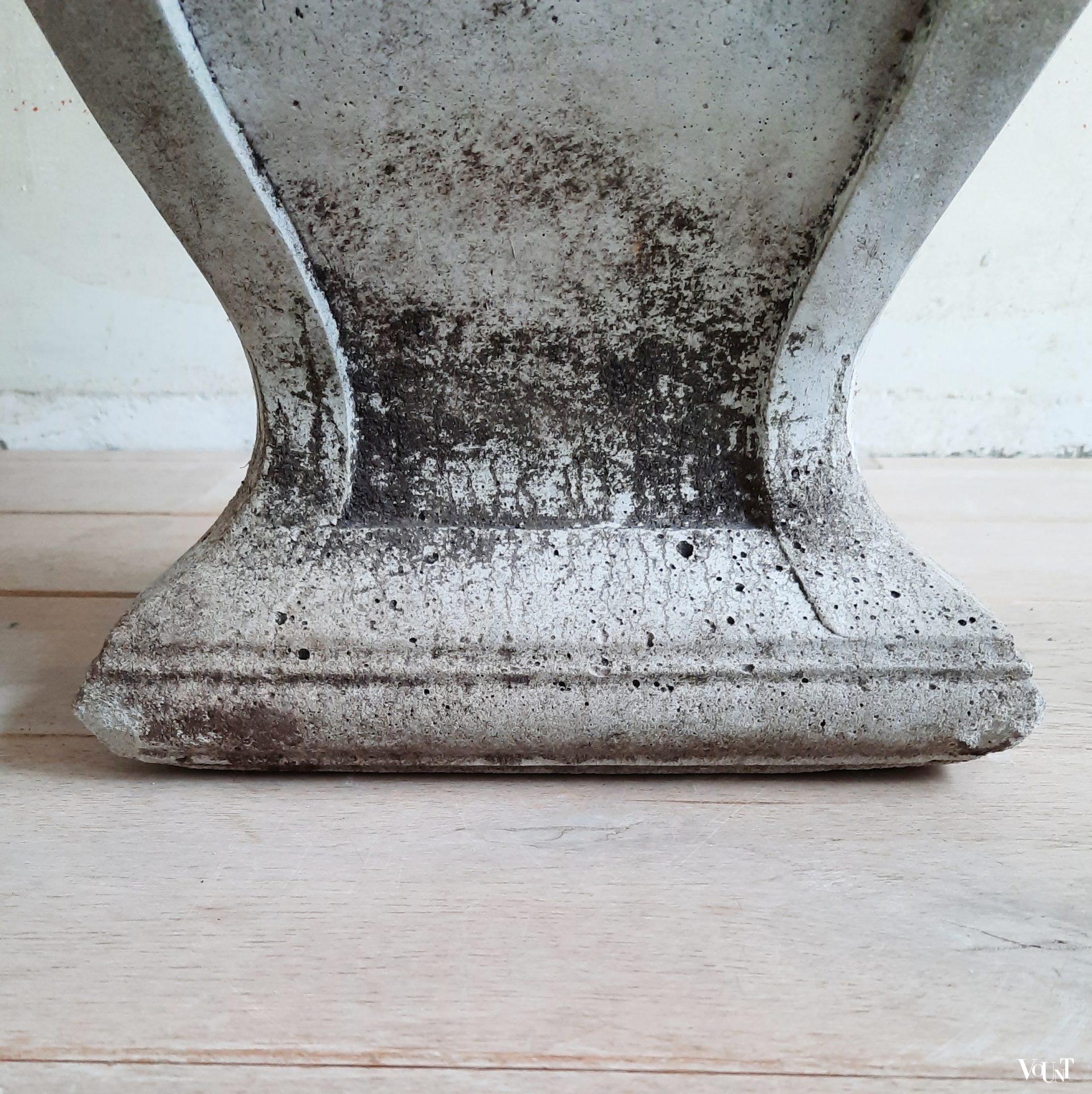 Vintage gietstenen zuiltje met plantenbak