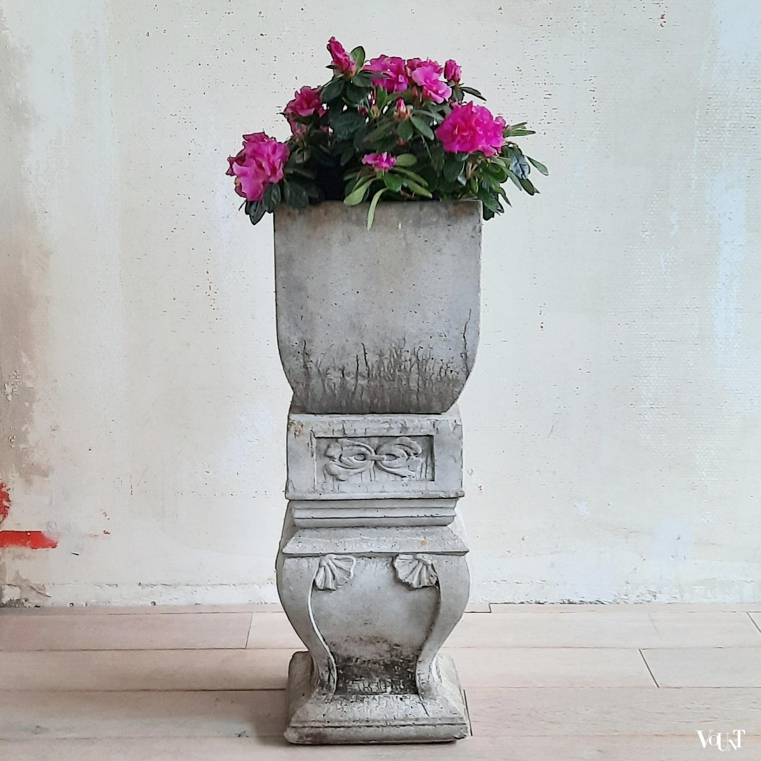 Vintage gietstenen zuiltje met plantenbak