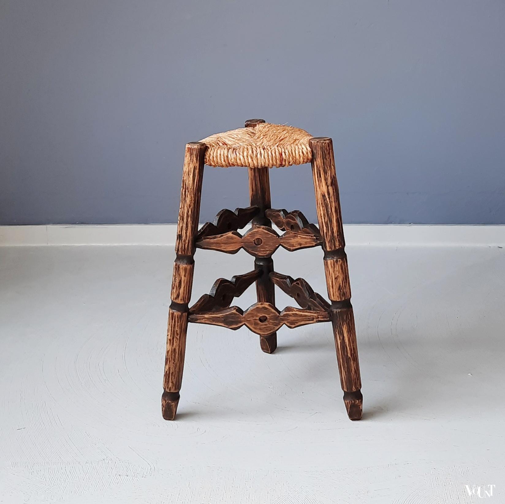 Vintage driepoot houten kruk met biezen, Frankrijk