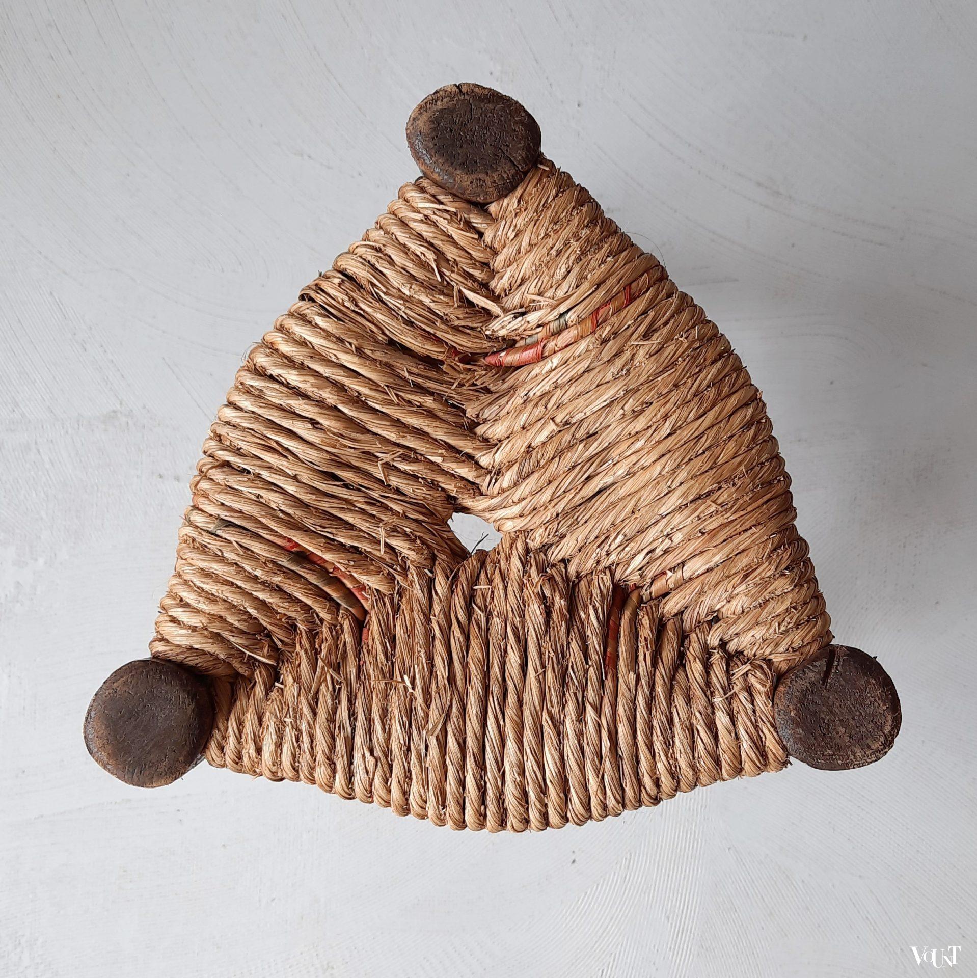 Vintage driepoot houten kruk met biezen, Frankrijk