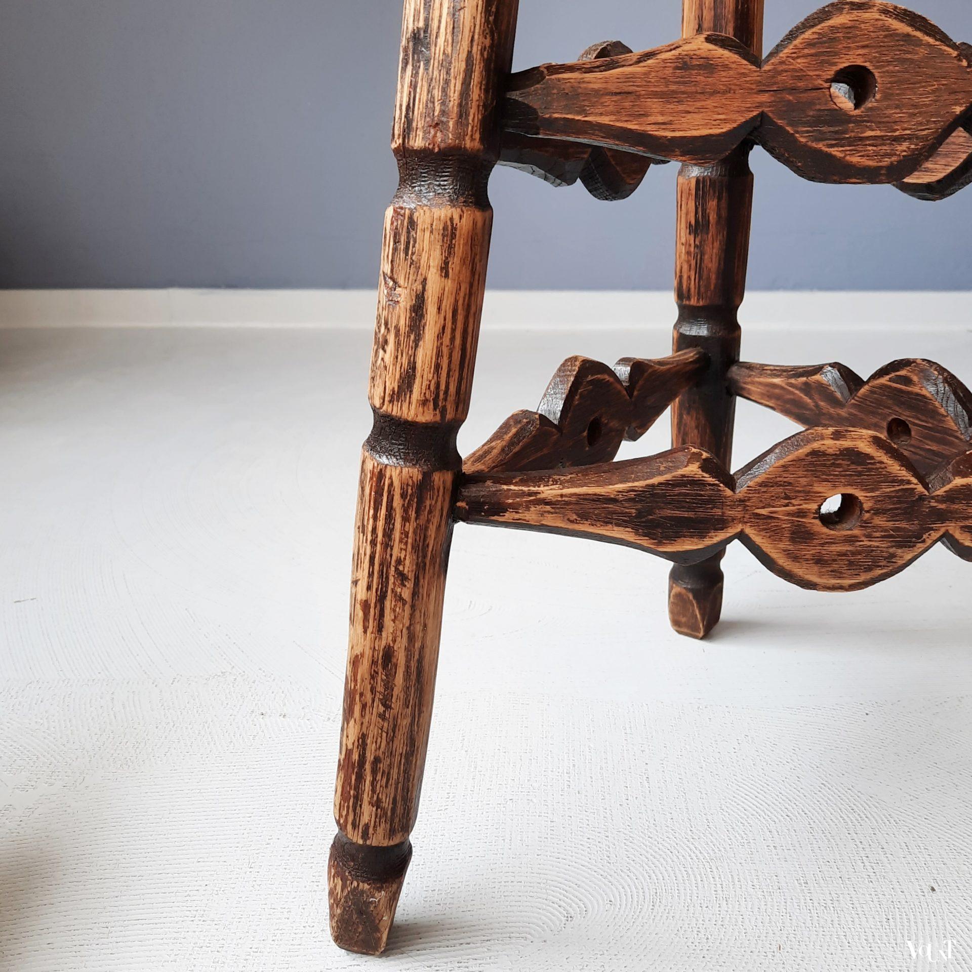 Vintage driepoot houten kruk met biezen, Frankrijk