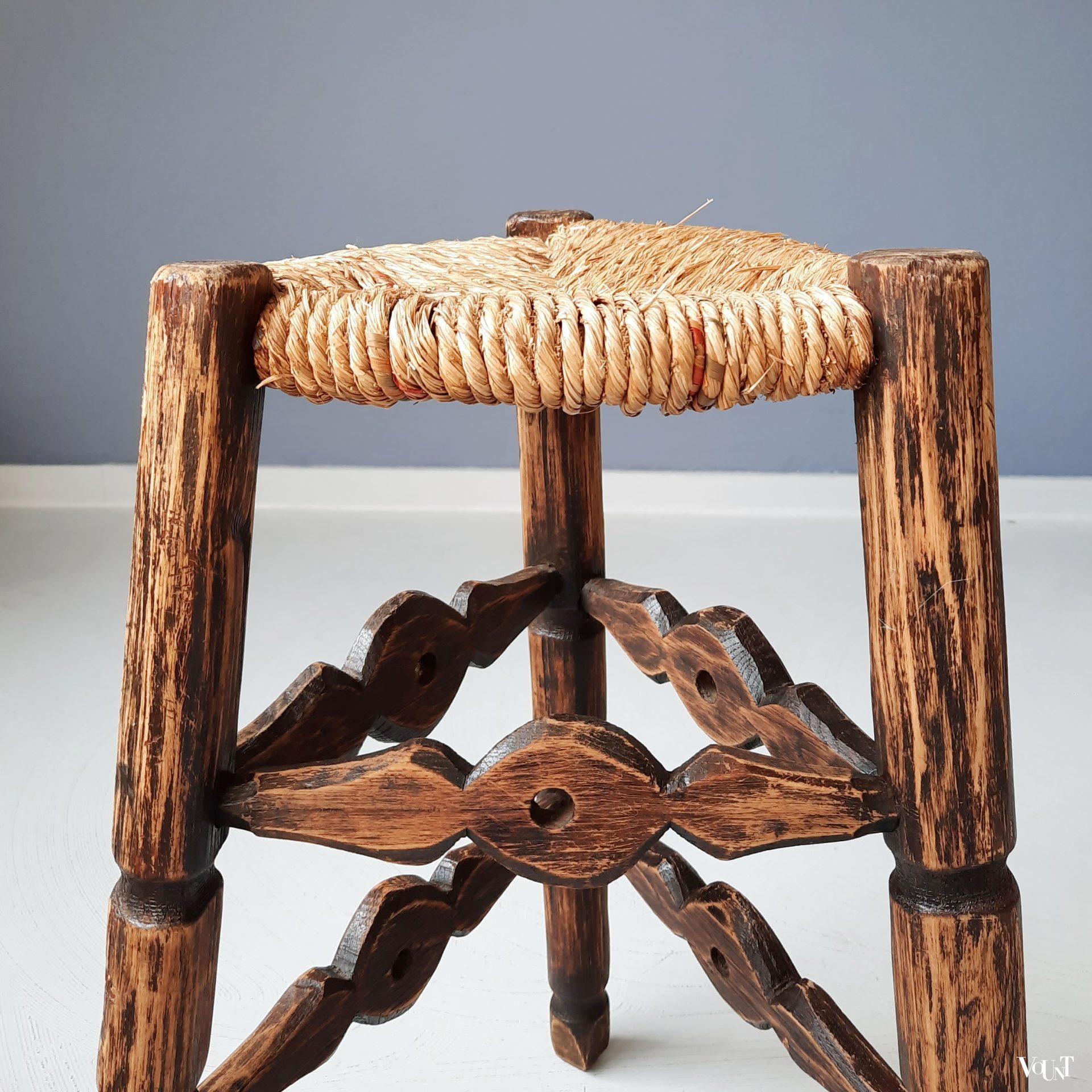 Vintage driepoot houten kruk met biezen, Frankrijk