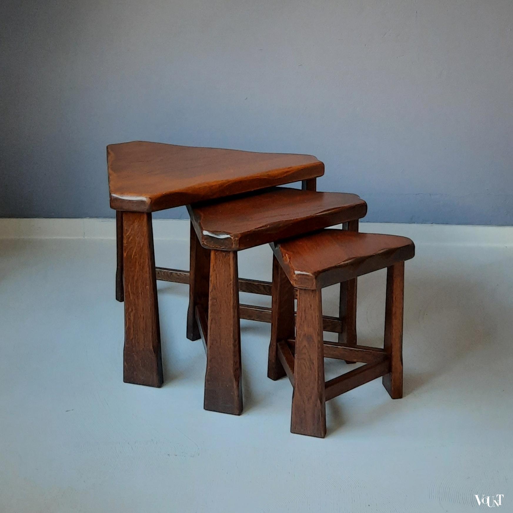 Set van 3 driehoekige brutalist bijzettafeltjes, jaren '70