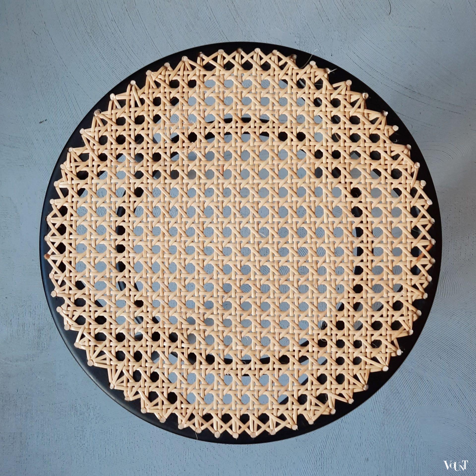 Zwarte bentwood kruk met rotan zitting, ZPM Radomsko, jaren '70/'80