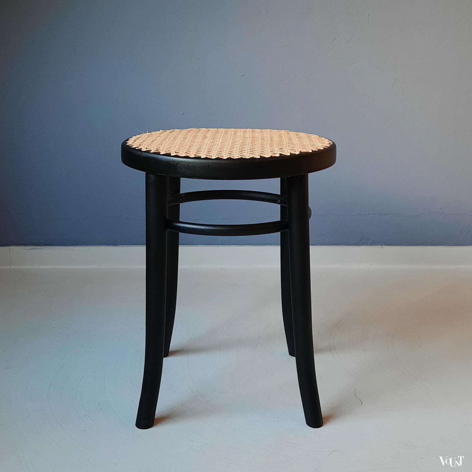 Zwarte bentwood kruk met rotan zitting, ZPM Radomsko, jaren '70/'80