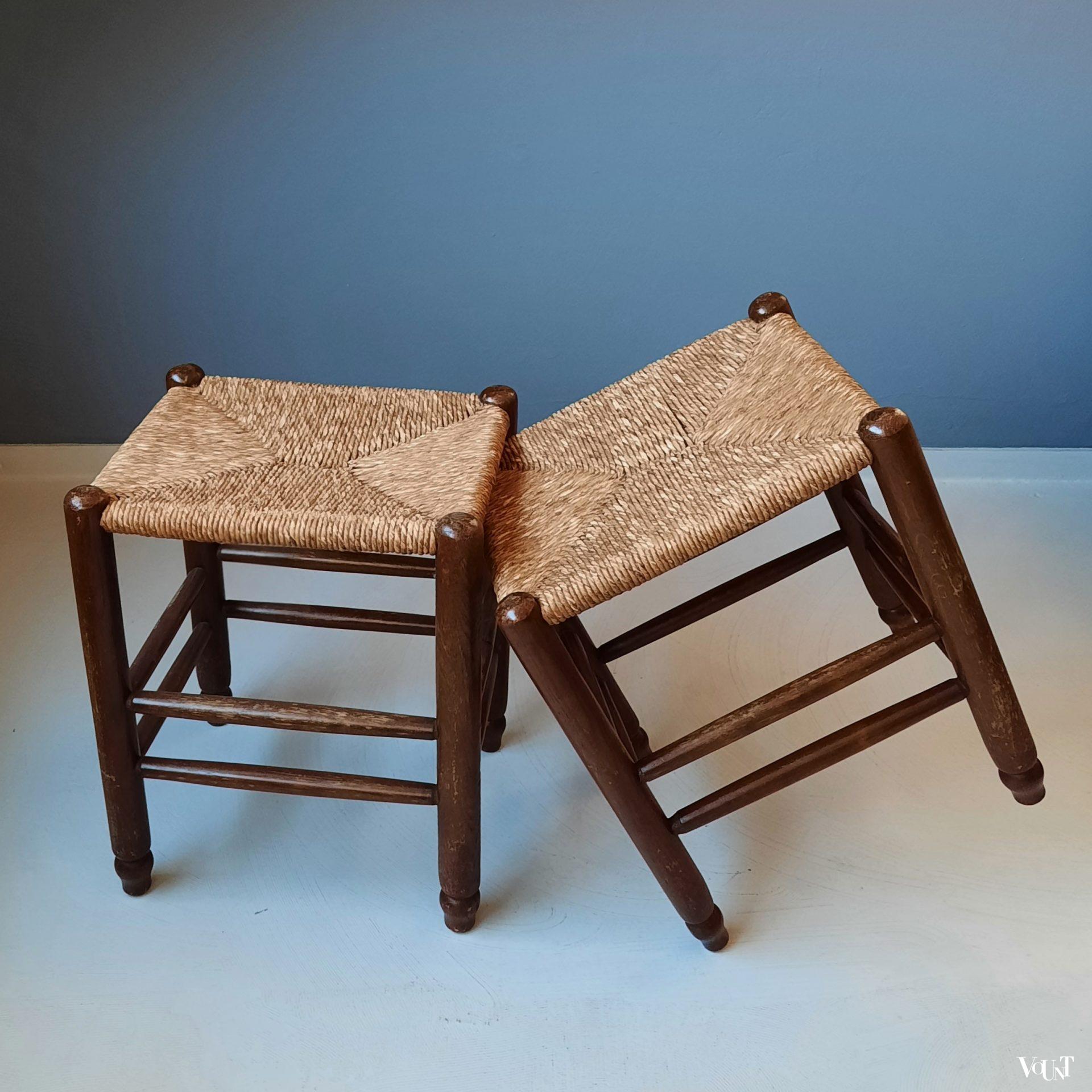 Set van 2 houten krukken met biezen zitting, jaren '60