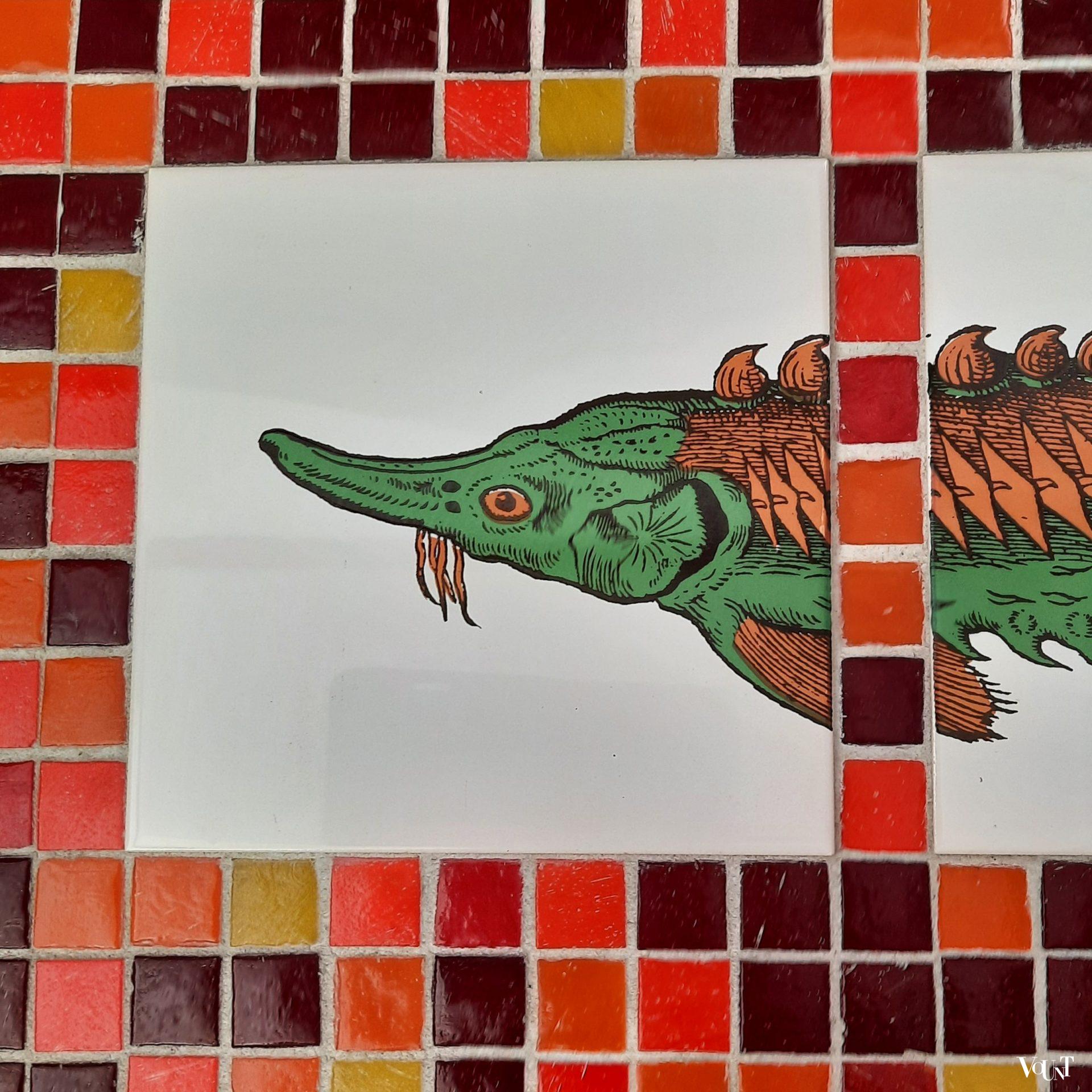 Mozaïekpaneel met vistegels (steur) Mosa, jaren '70