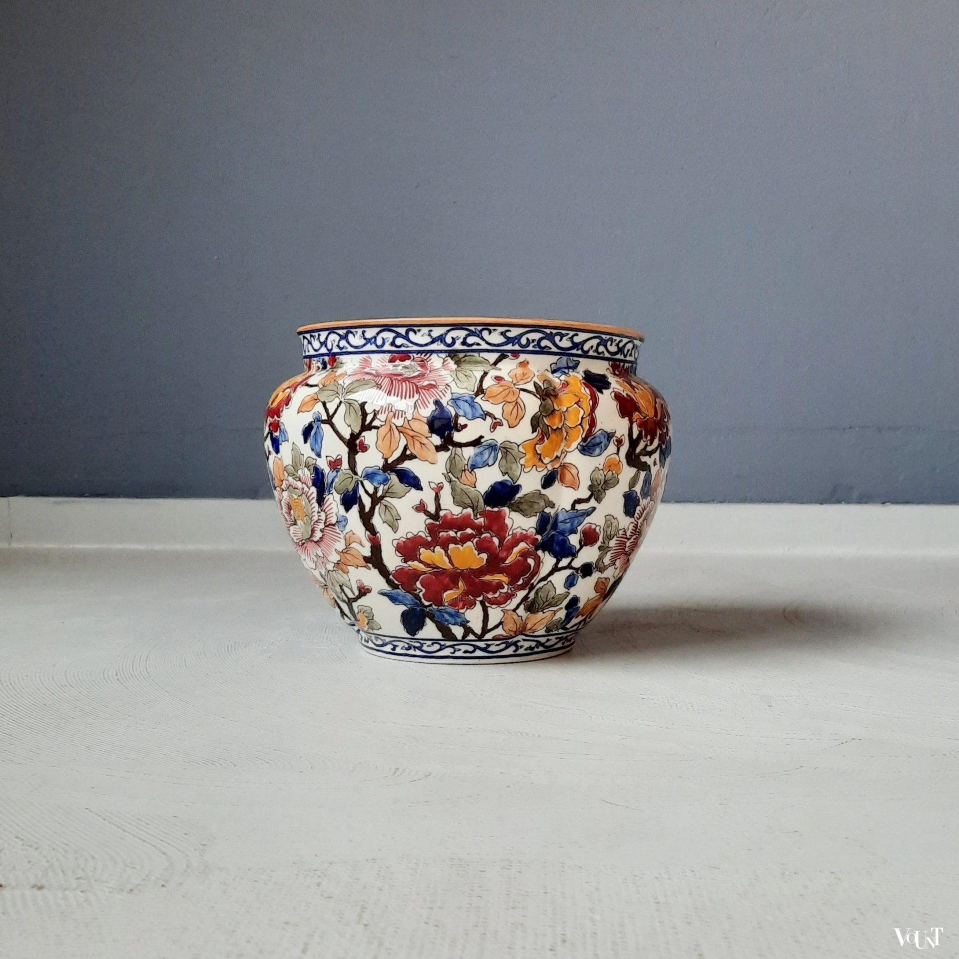 Handbeschilderde plantenpot met pioenrozen, Gien, Frankrijk, jaren '70