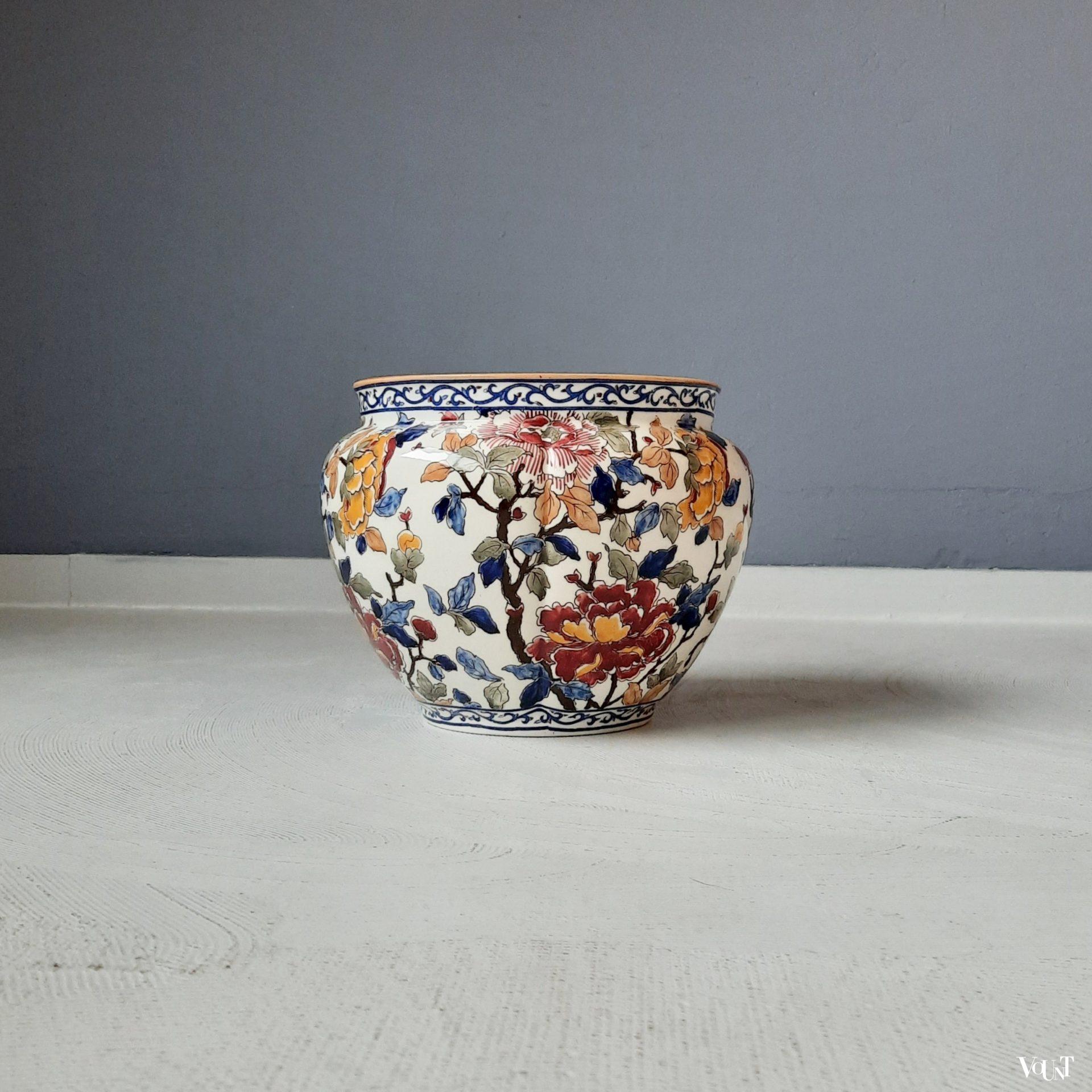 Handbeschilderde plantenpot met pioenrozen, Gien, Frankrijk, jaren '70