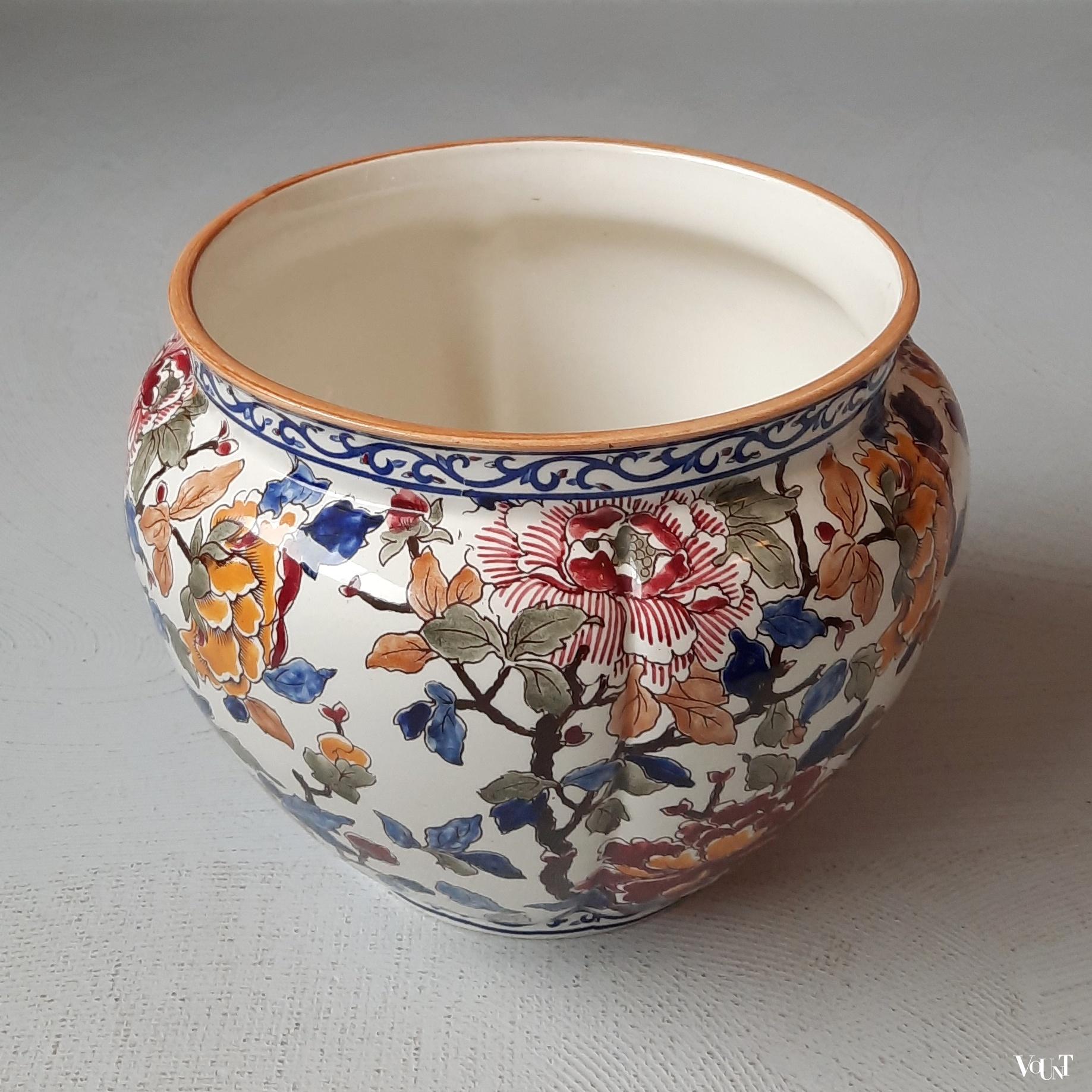 Handbeschilderde plantenpot met pioenrozen, Gien, Frankrijk, jaren '70