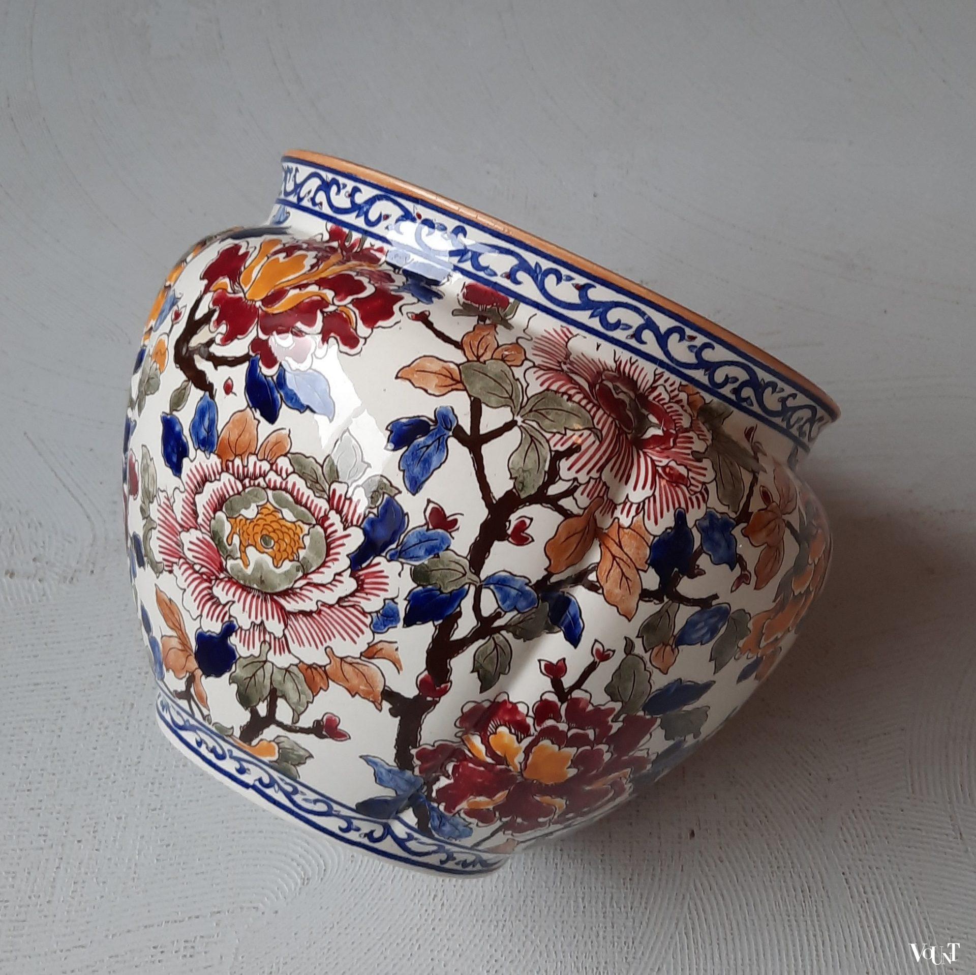 Handbeschilderde plantenpot met pioenrozen, Gien, Frankrijk, jaren '70