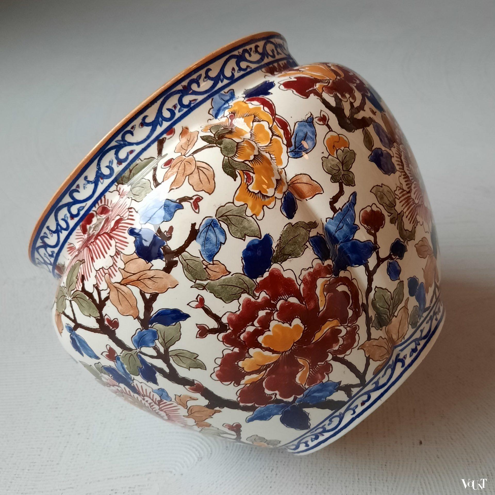 Handbeschilderde plantenpot met pioenrozen, Gien, Frankrijk, jaren '70