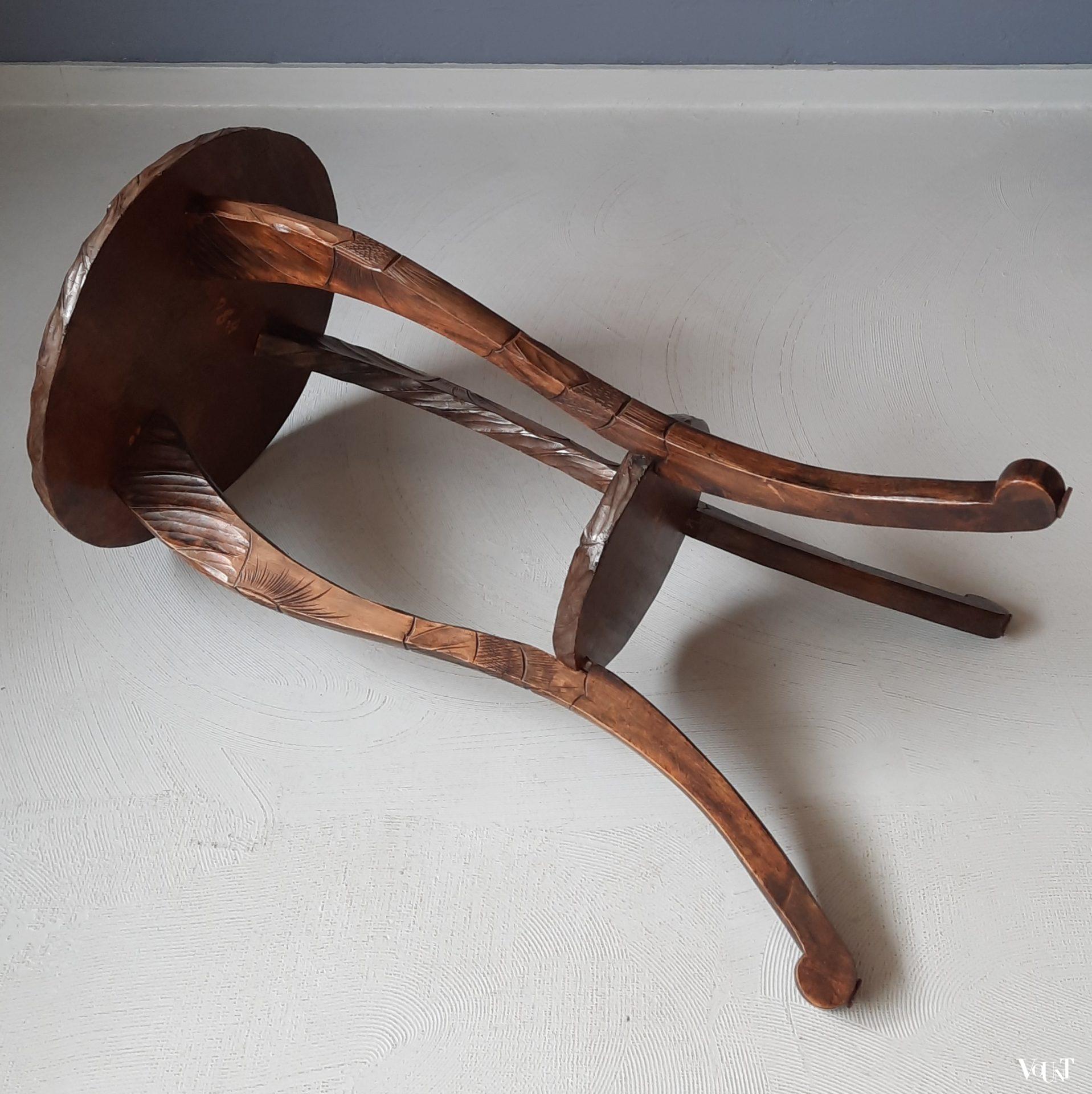 Japanse handgesneden bijzettafel, Liberty & Co., rond 1900