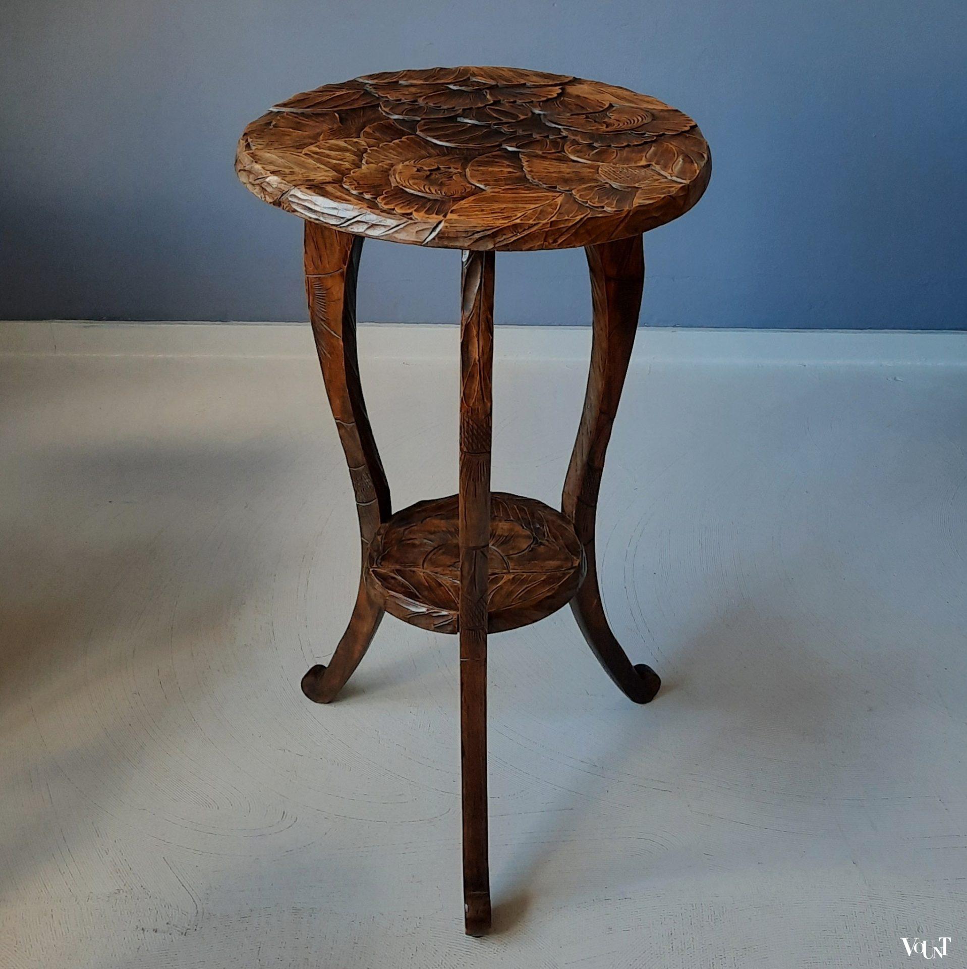 Japanse handgesneden bijzettafel, Liberty & Co., rond 1900