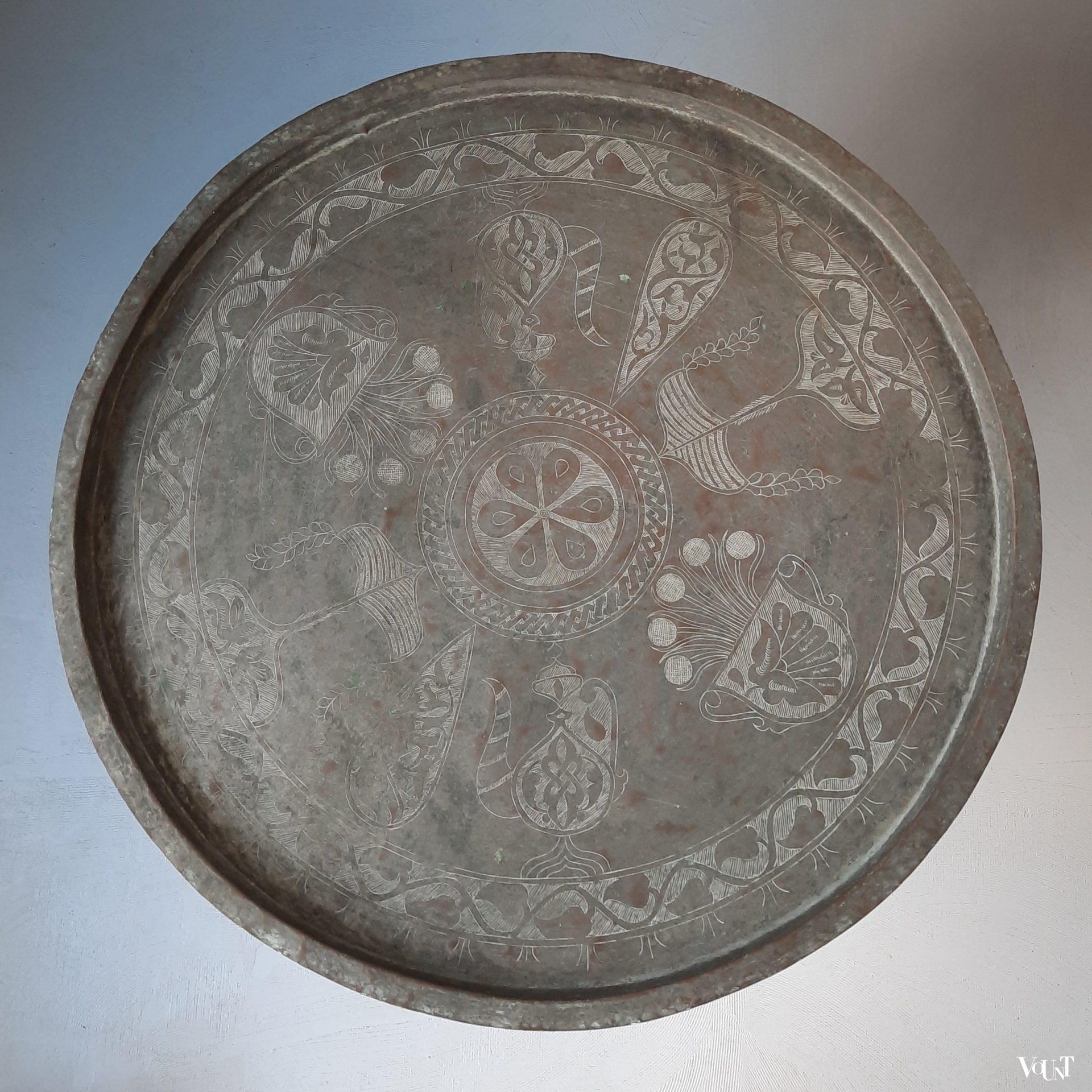 Noord-Afrikaanse tafel, met de hand bewerkt koperen blad, rond 1900