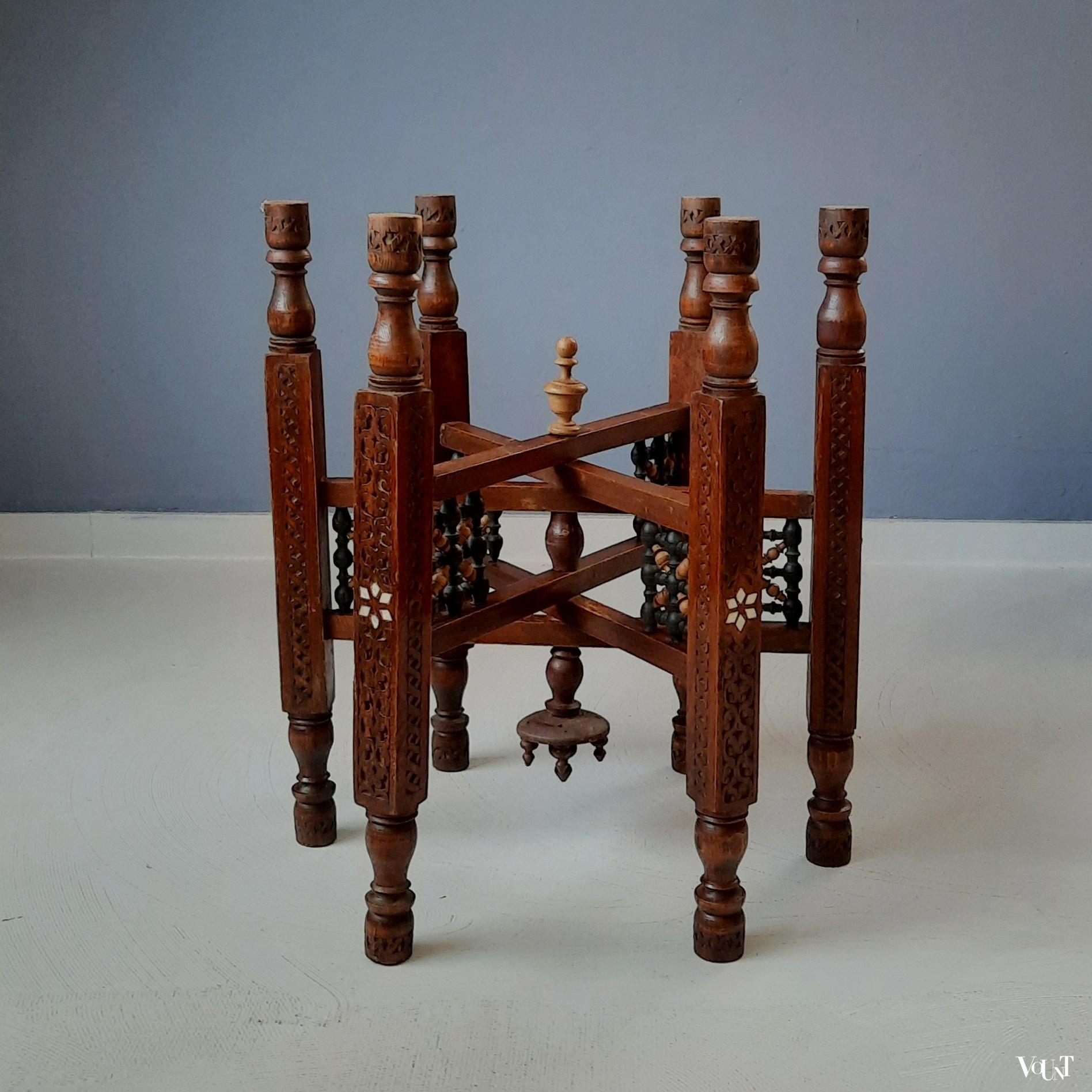 Noord-Afrikaanse tafel, met de hand bewerkt koperen blad, rond 1900