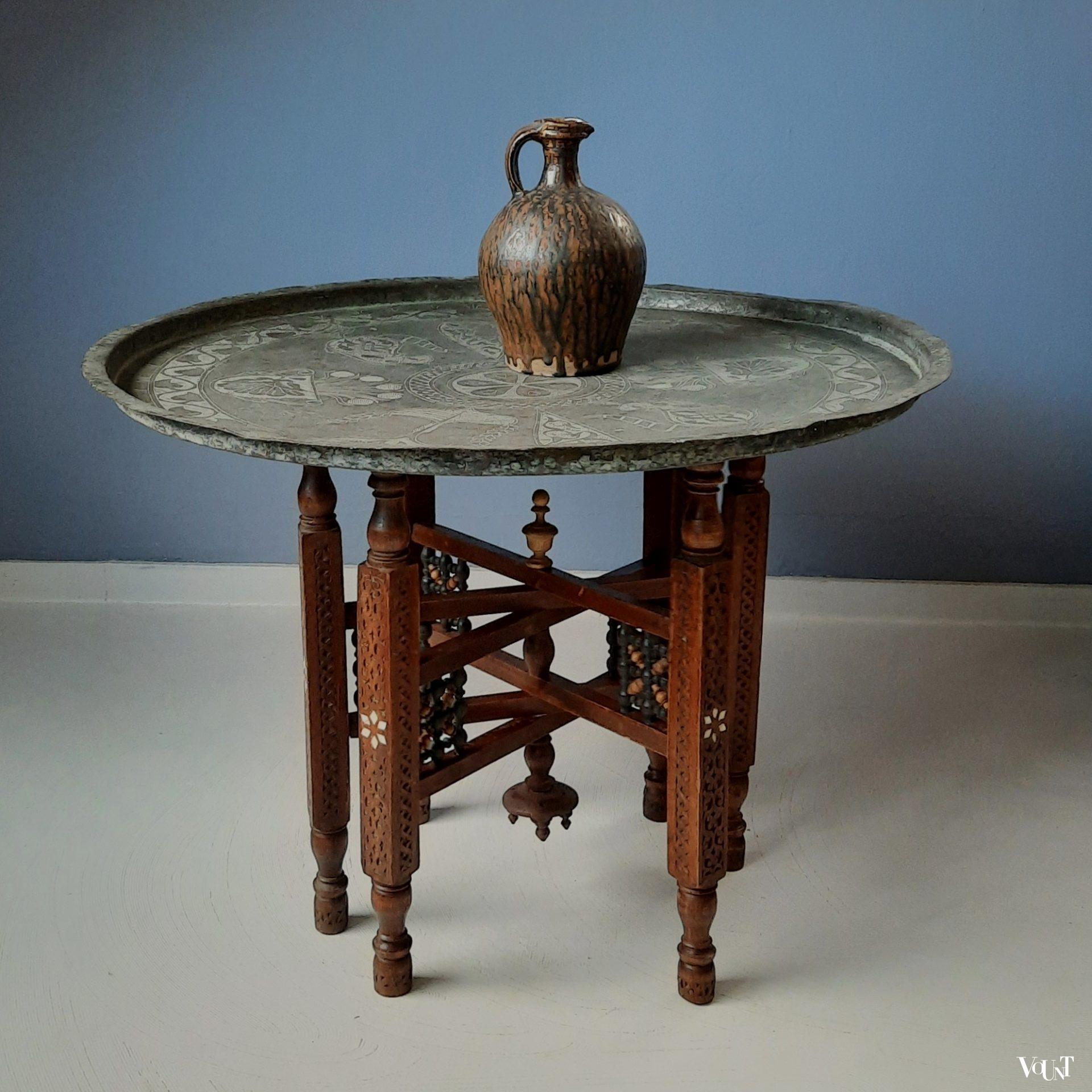Noord-Afrikaanse tafel, met de hand bewerkt koperen blad, rond 1900