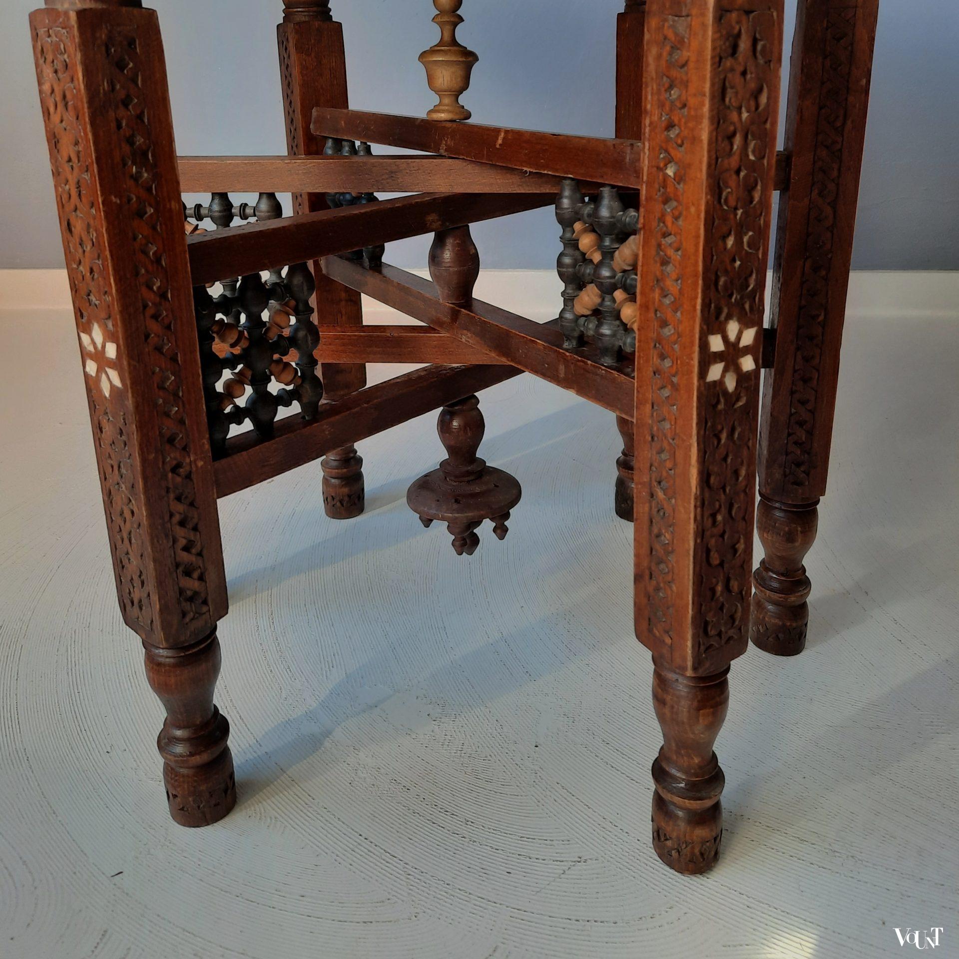 Noord-Afrikaanse tafel, met de hand bewerkt koperen blad, rond 1900