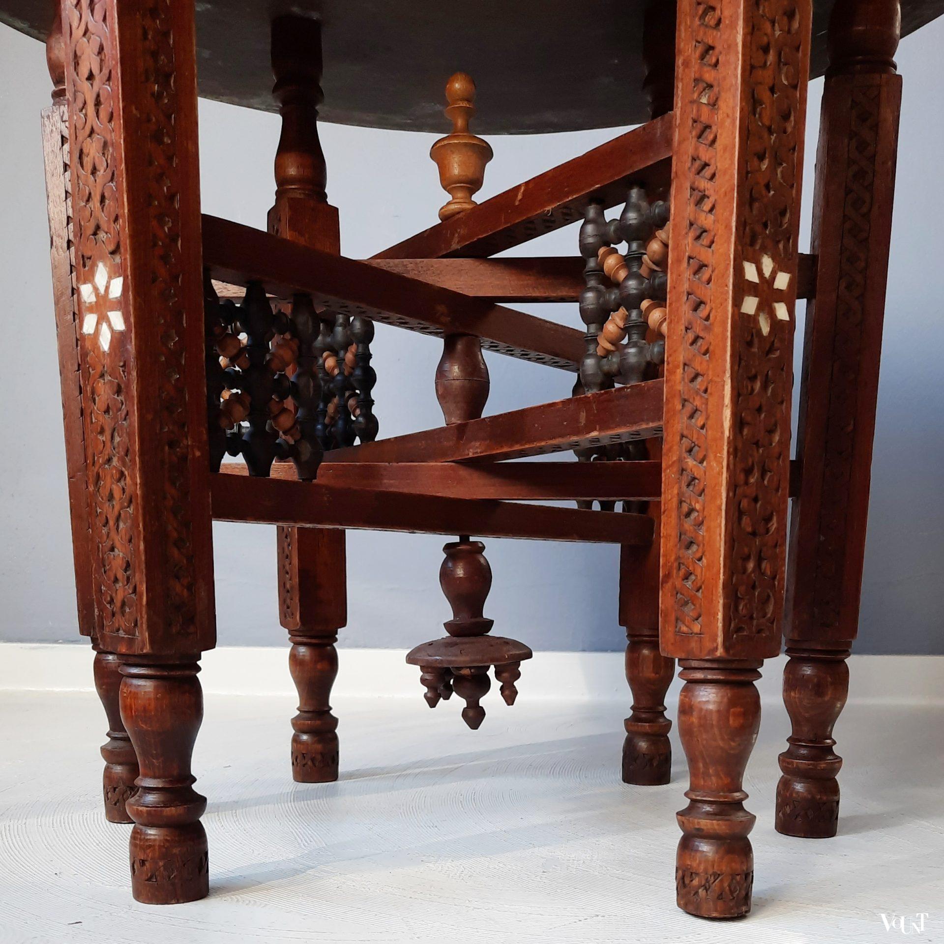 Noord-Afrikaanse tafel, met de hand bewerkt koperen blad, rond 1900