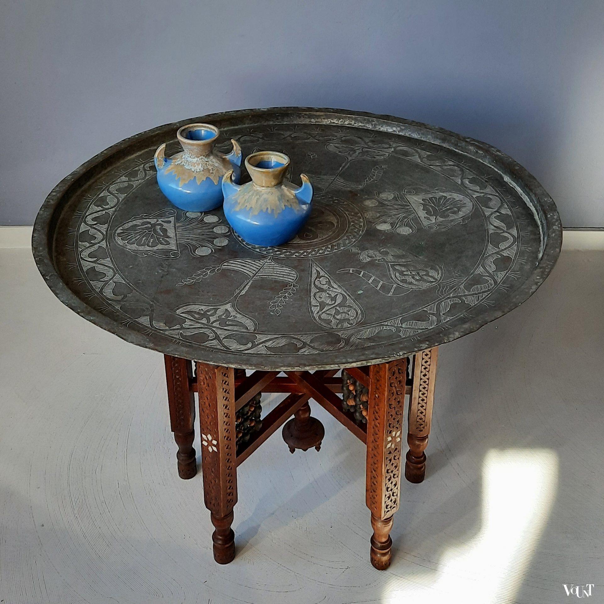 Noord-Afrikaanse tafel, met de hand bewerkt koperen blad, rond 1900