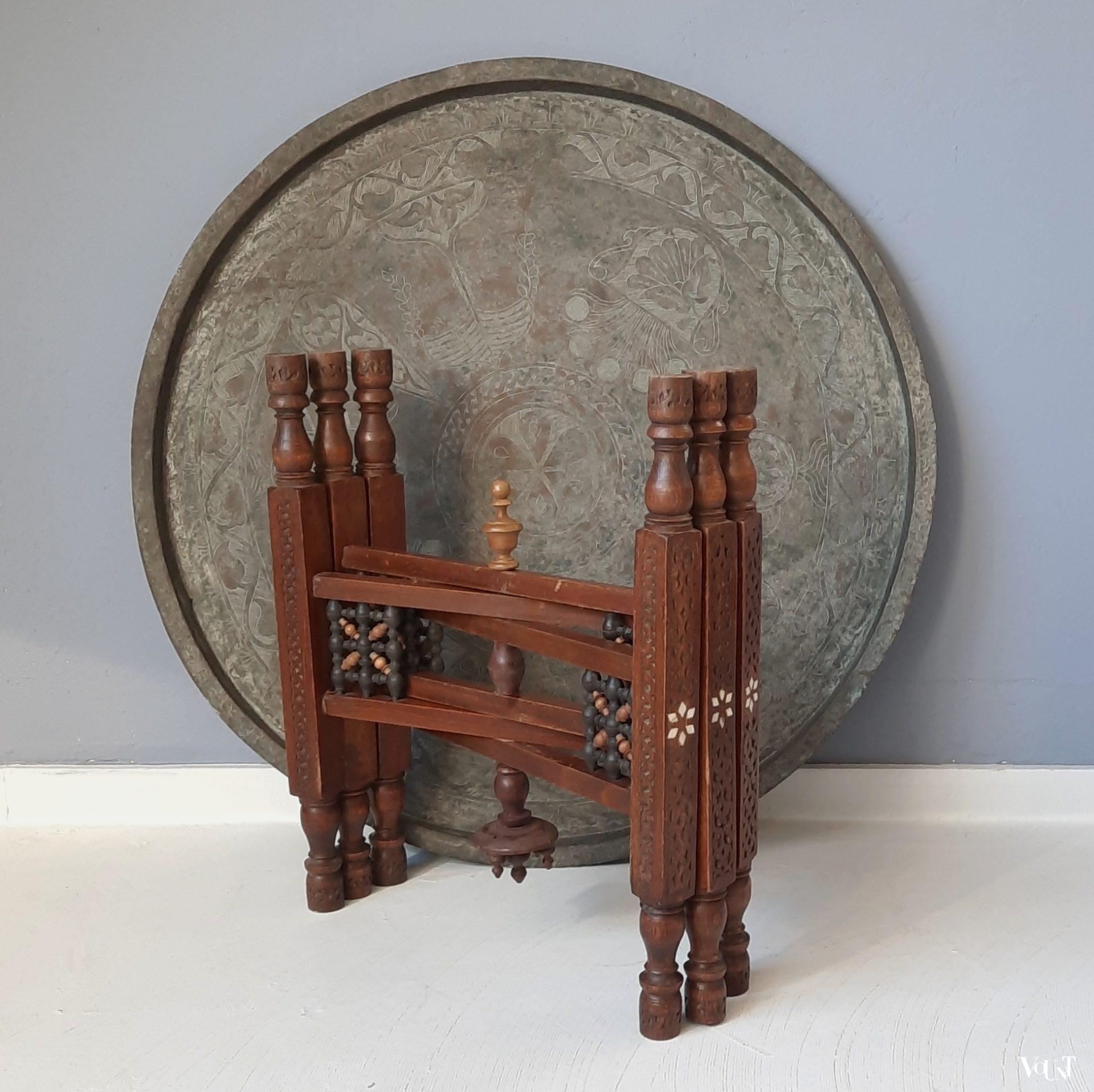Noord-Afrikaanse tafel, met de hand bewerkt koperen blad, rond 1900