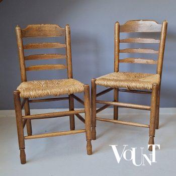 Set van 2 eikenhouten jaren '30 stoeltjes met biezen