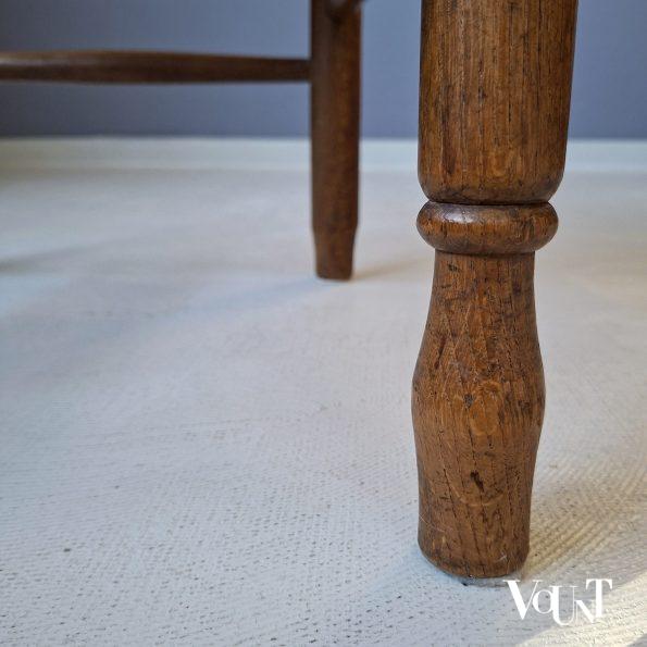 Set van 2 eikenhouten jaren '30 stoeltjes met biezen
