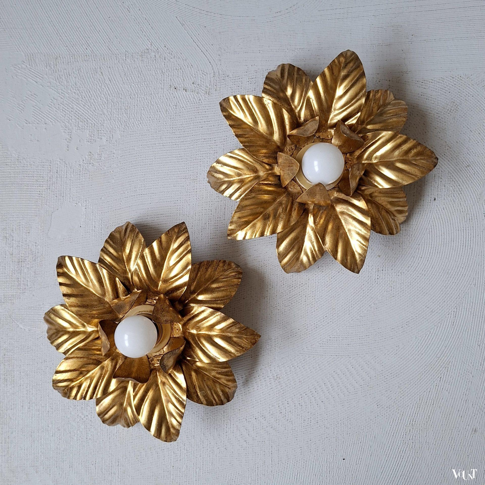 Set van 2 "gouden" wand-/plafondlampen bloemen, jaren '70