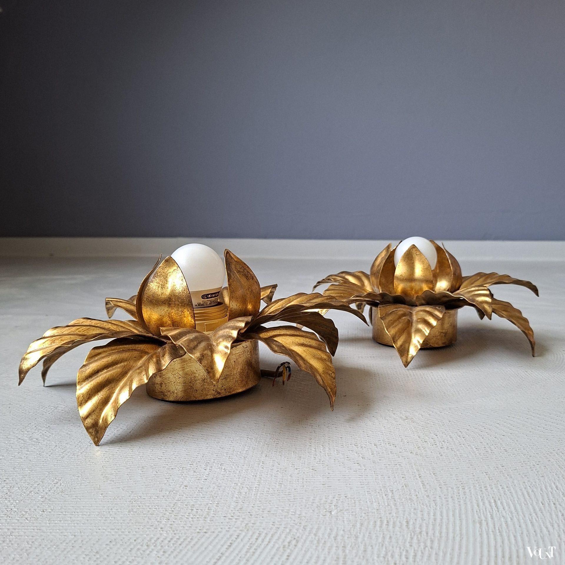 Set van 2 "gouden" wand-/plafondlampen bloemen, jaren '70