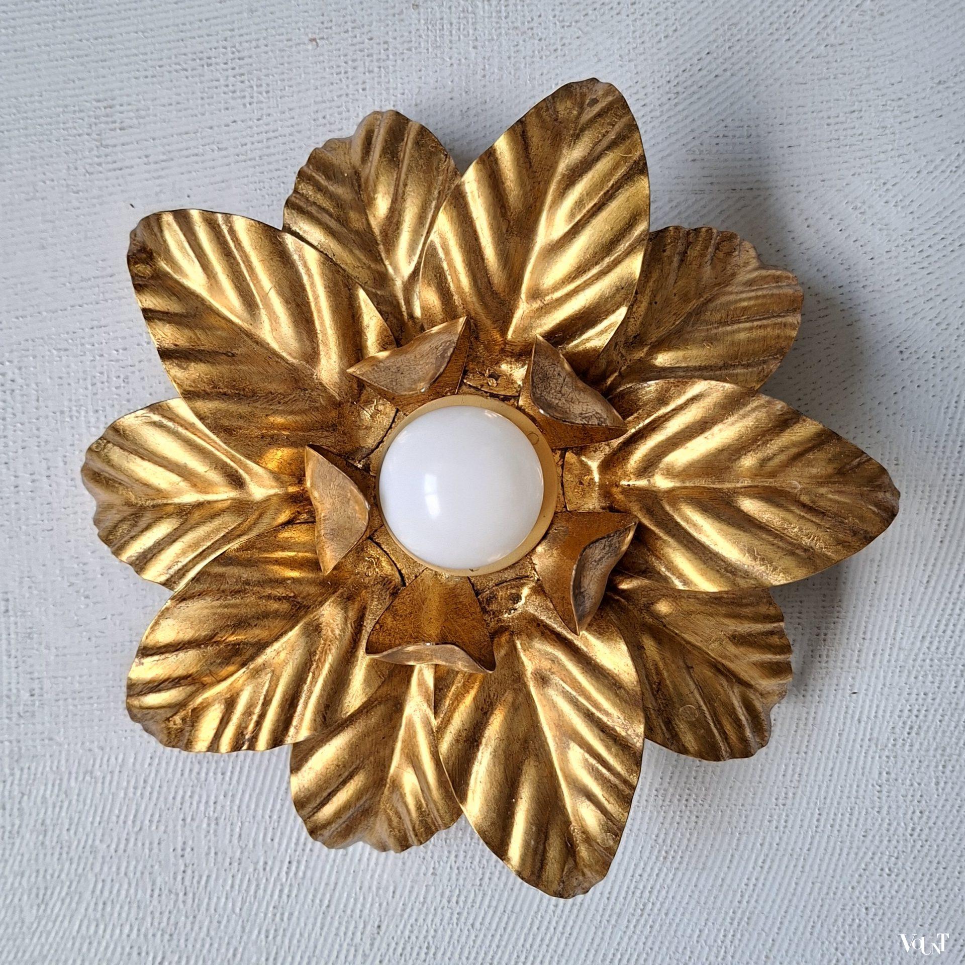 Set van 2 "gouden" wand-/plafondlampen bloemen, jaren '70