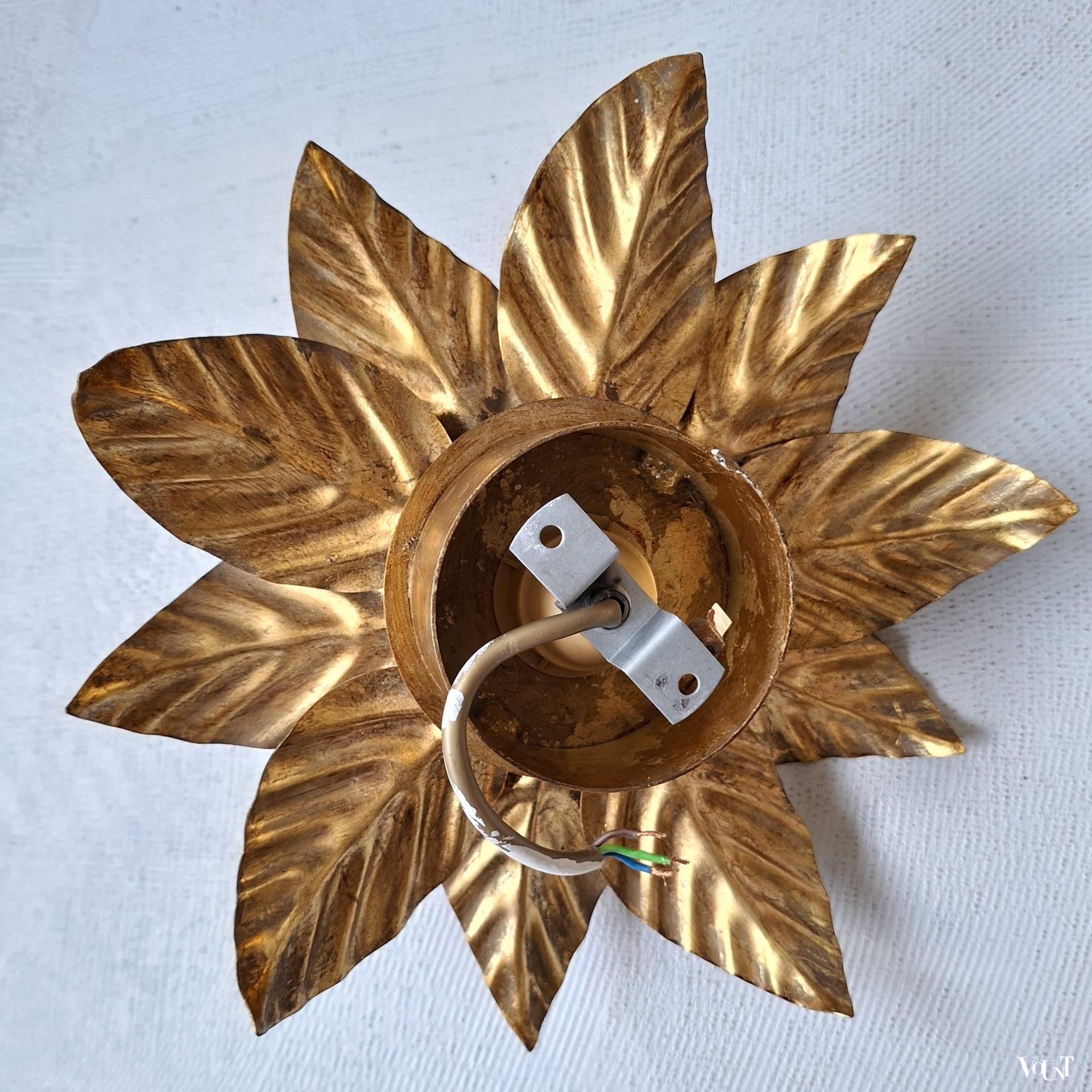 Set van 2 "gouden" wand-/plafondlampen bloemen, jaren '70