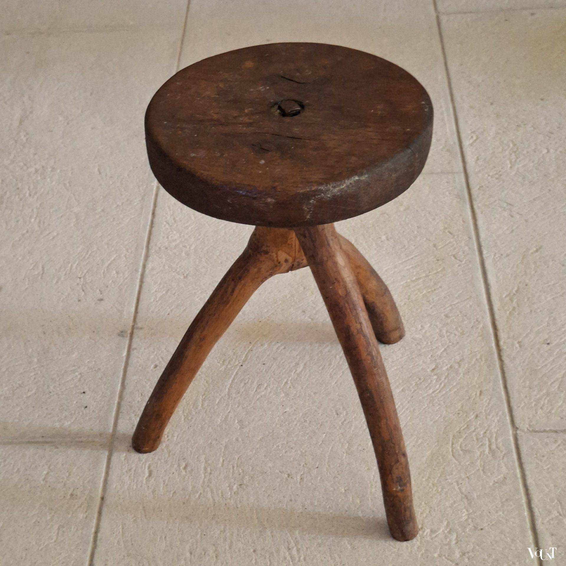 Vintage mid-century Franse driepoot kruk