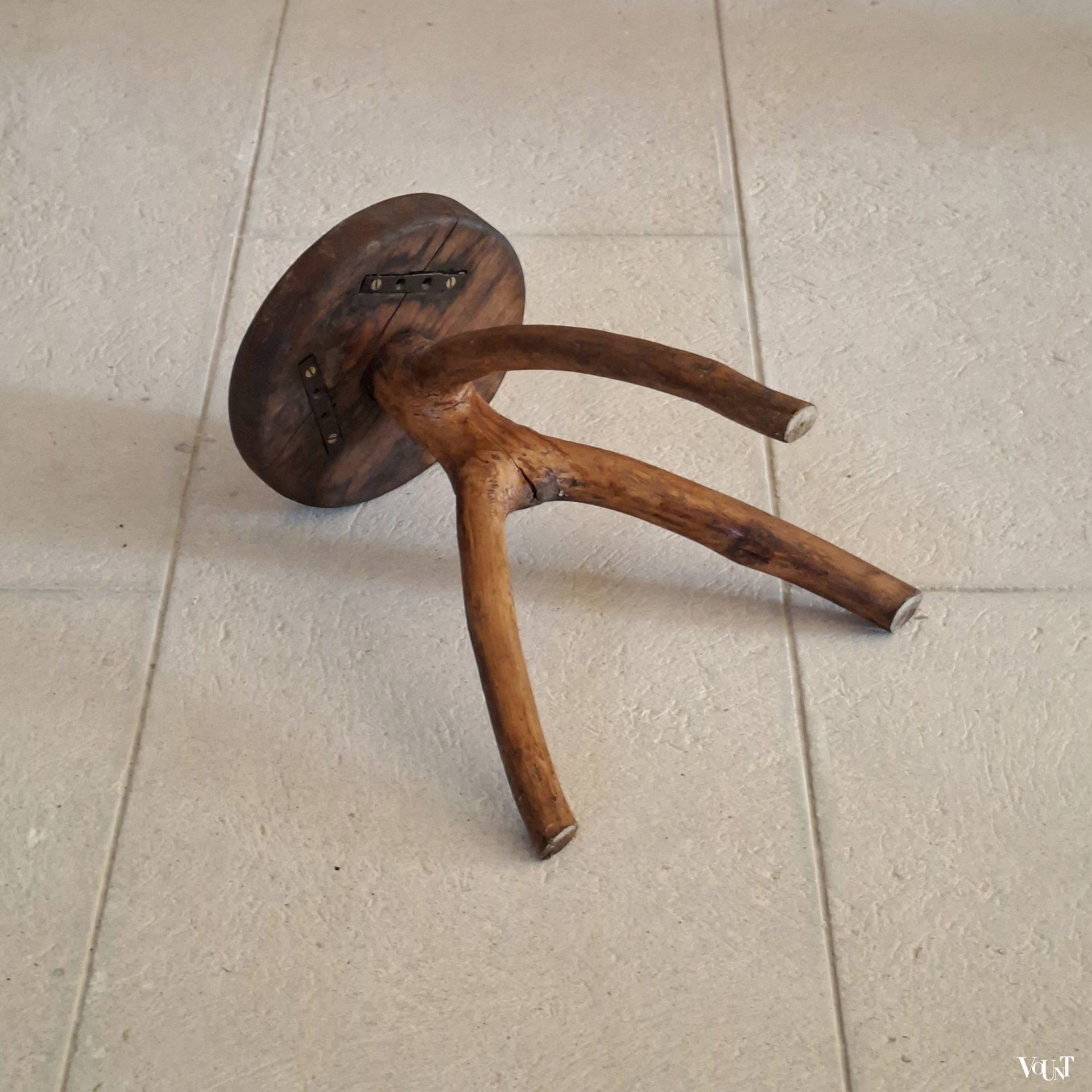 Vintage mid-century Franse driepoot kruk