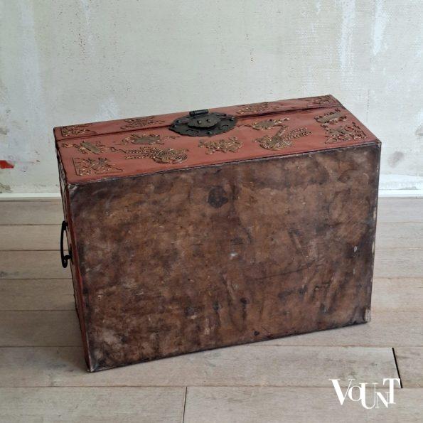 Antieke Chinese leren kist, begin 1900