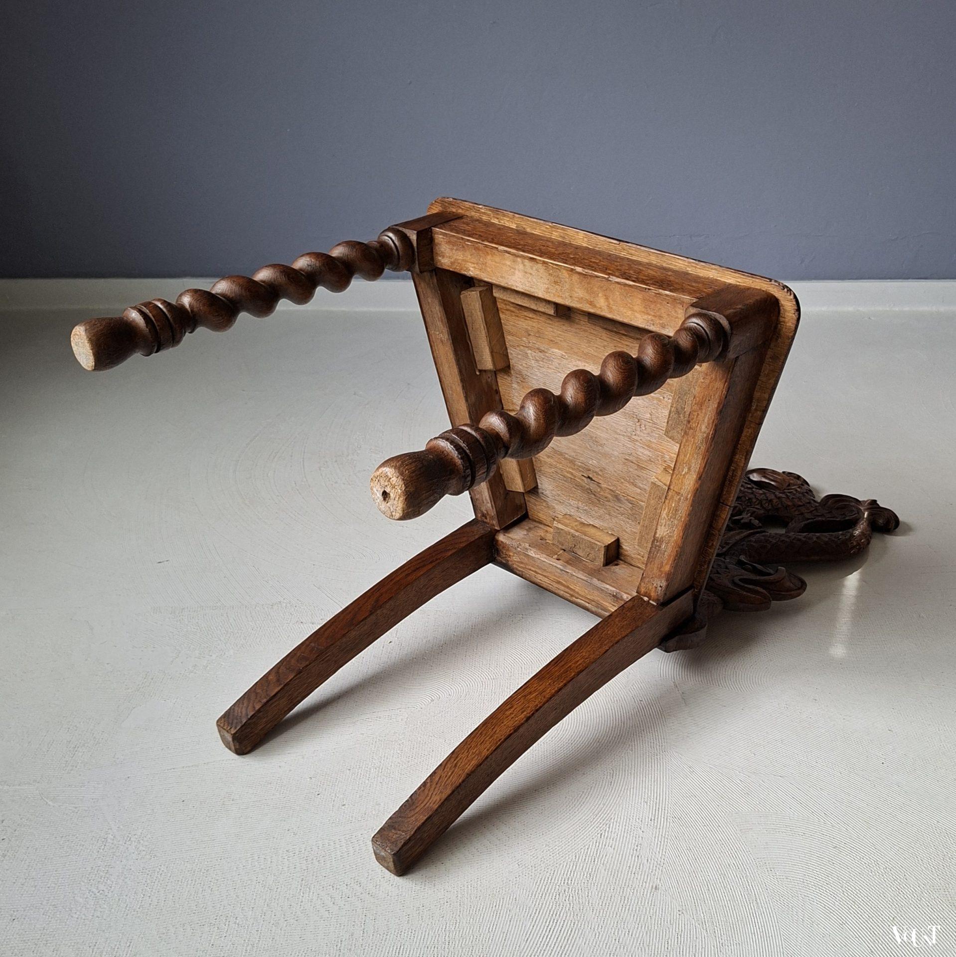 Antieke halstoel adelaar en dolfijnen, 19e eeuw