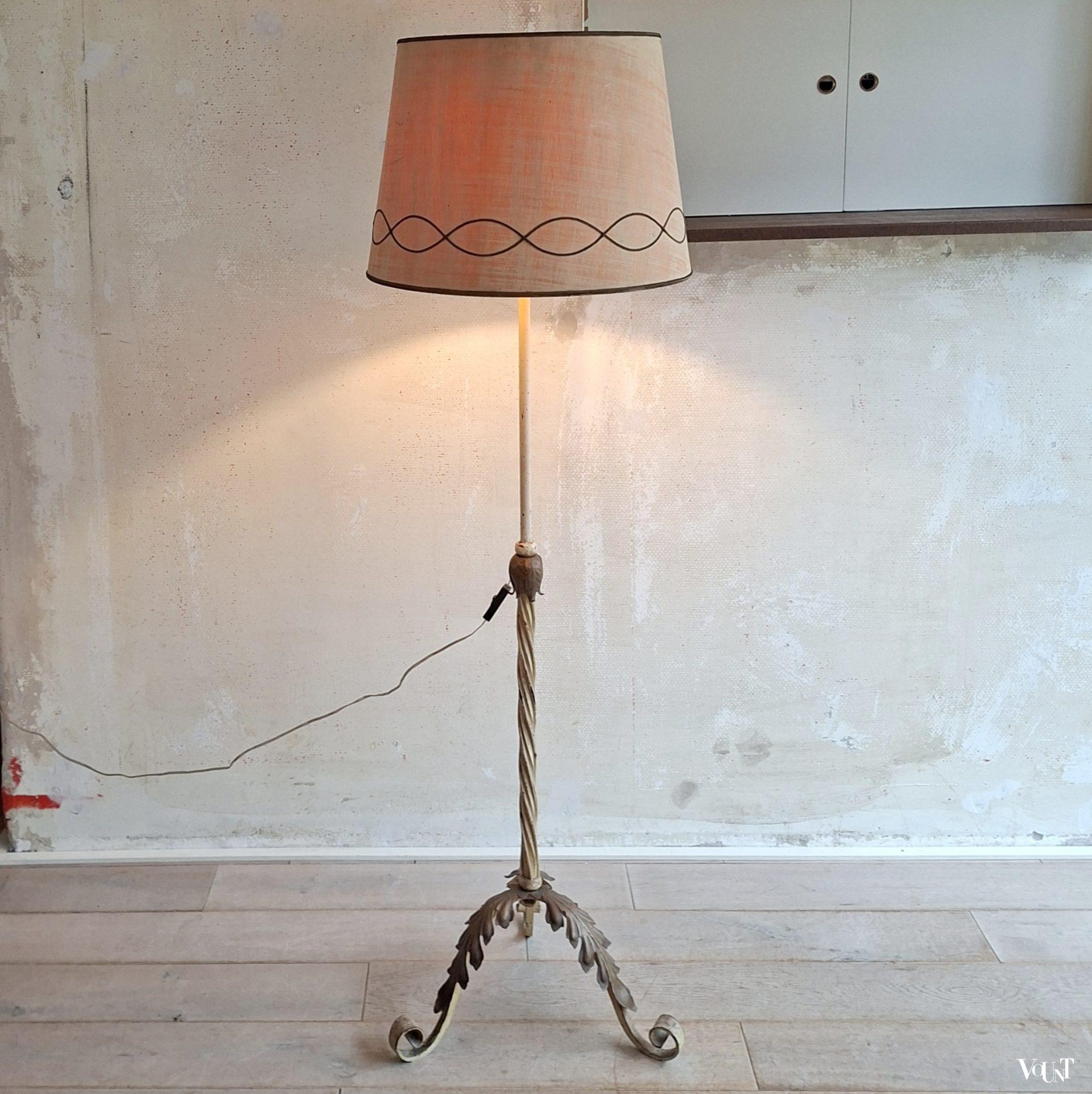 Smeedijzeren vloerlamp met acanthusbladvoet, jaren '50/'60
