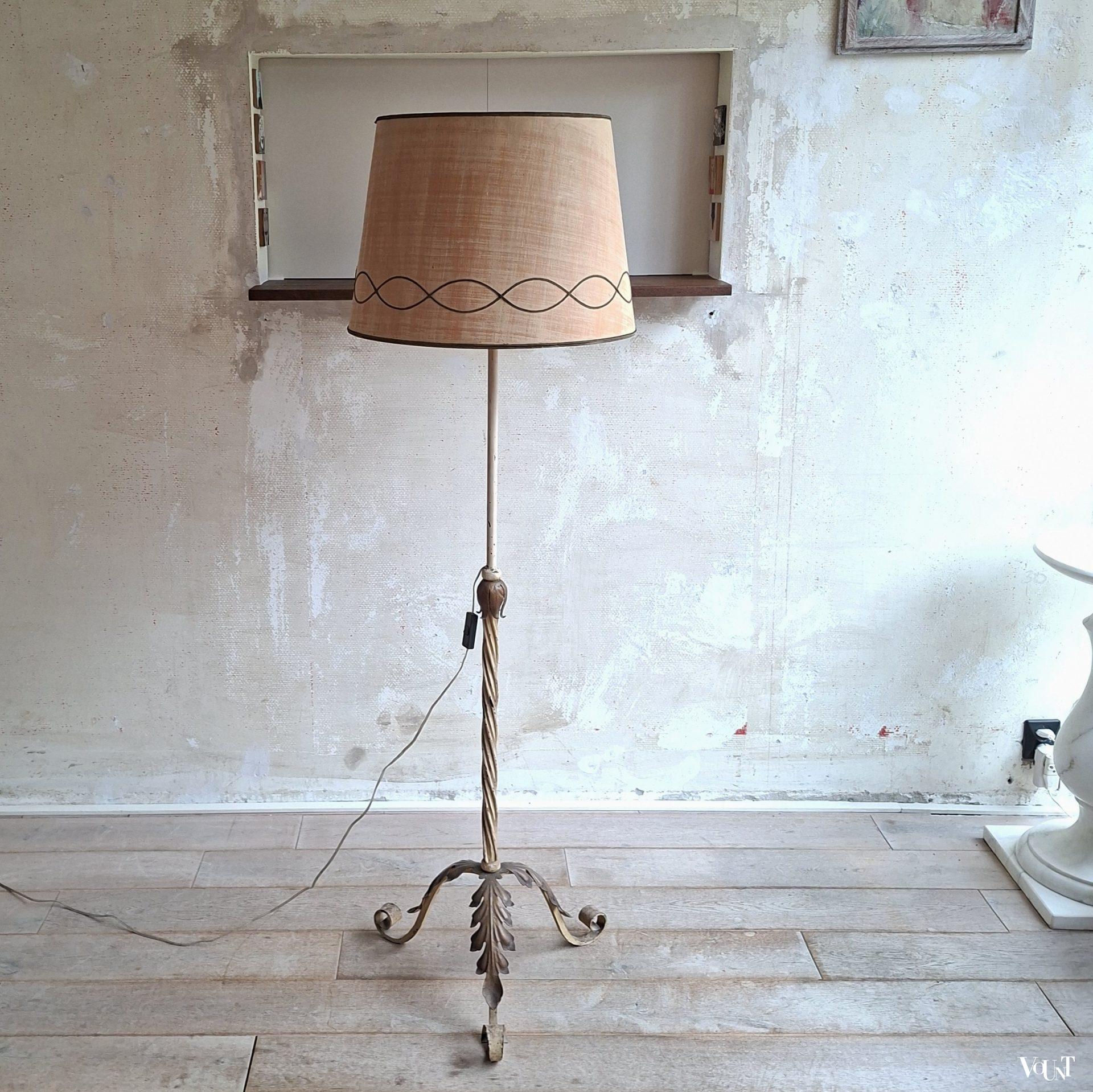 Smeedijzeren vloerlamp met acanthusbladvoet, jaren '50/'60