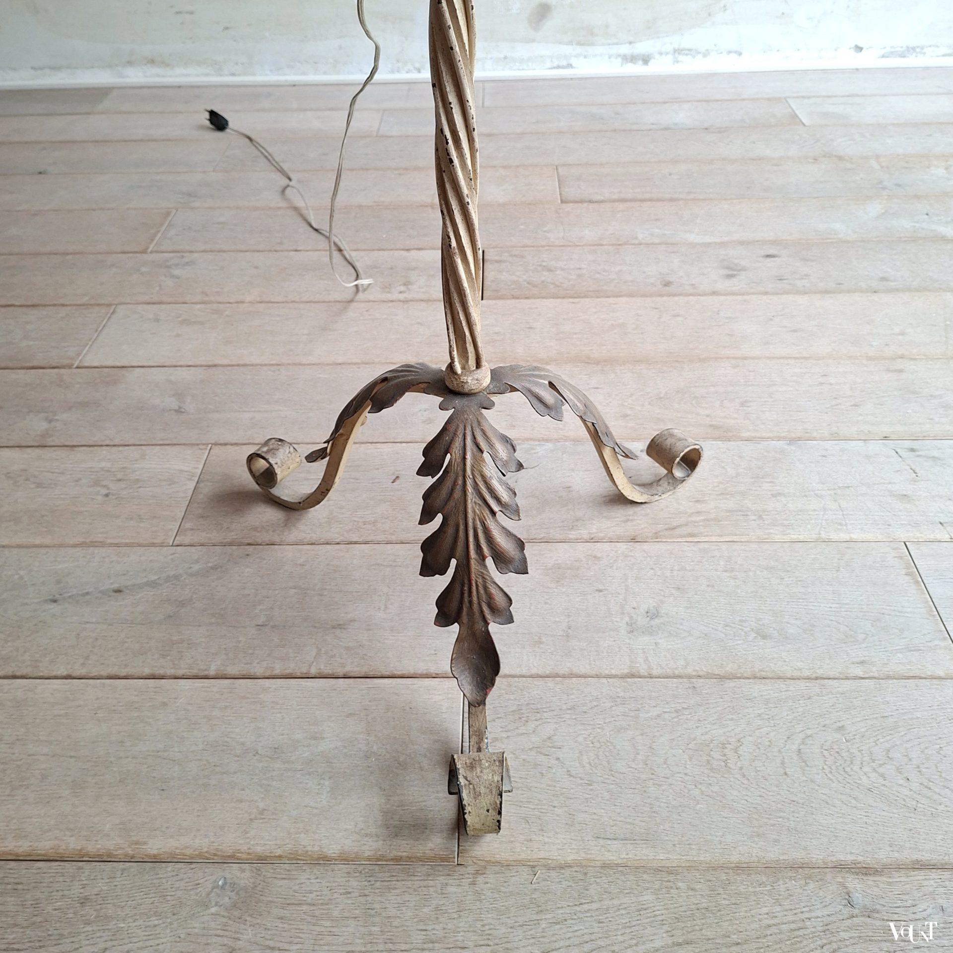 Smeedijzeren vloerlamp met acanthusbladvoet, jaren '50/'60