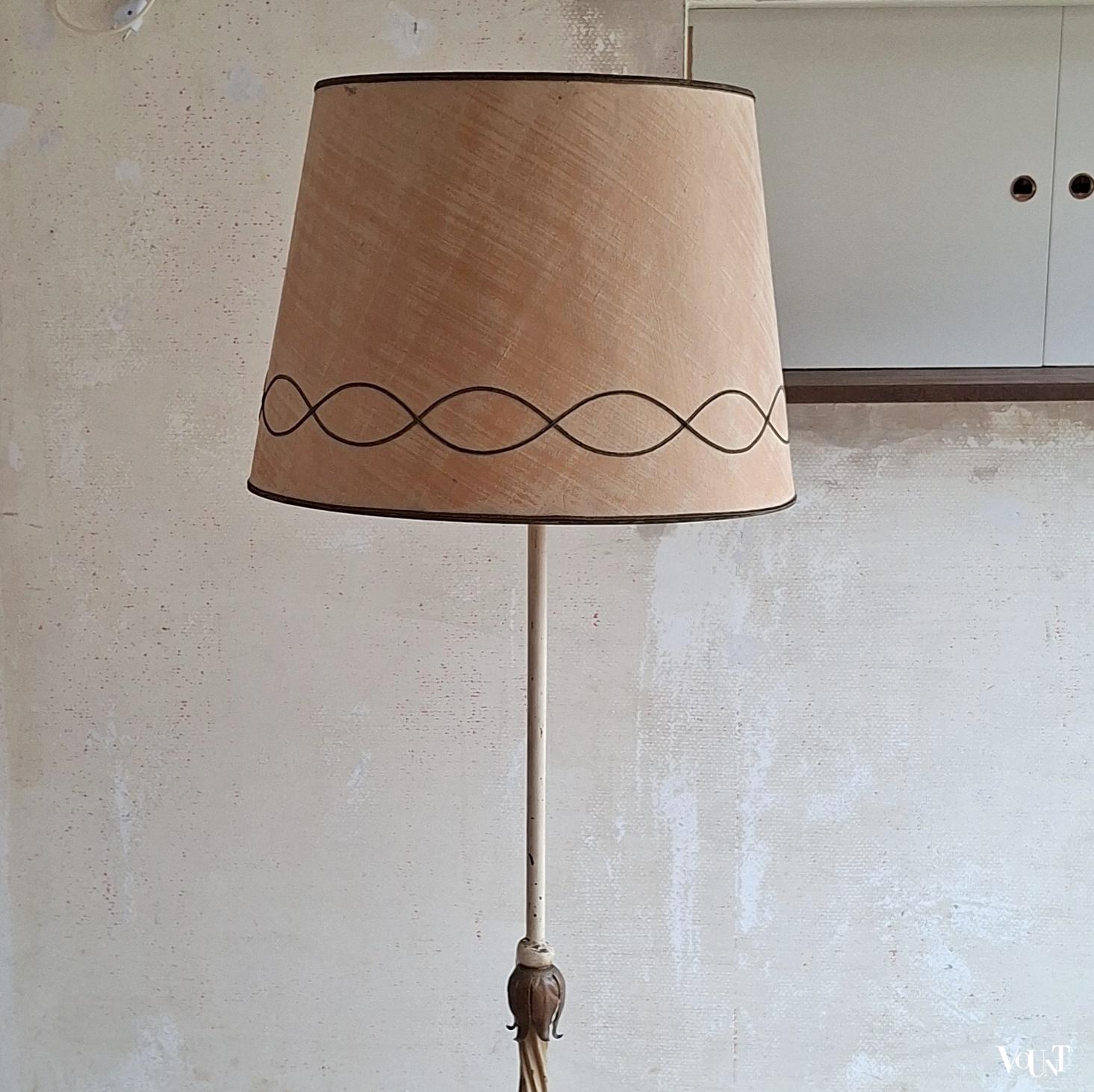 Smeedijzeren vloerlamp met acanthusbladvoet, jaren '50/'60