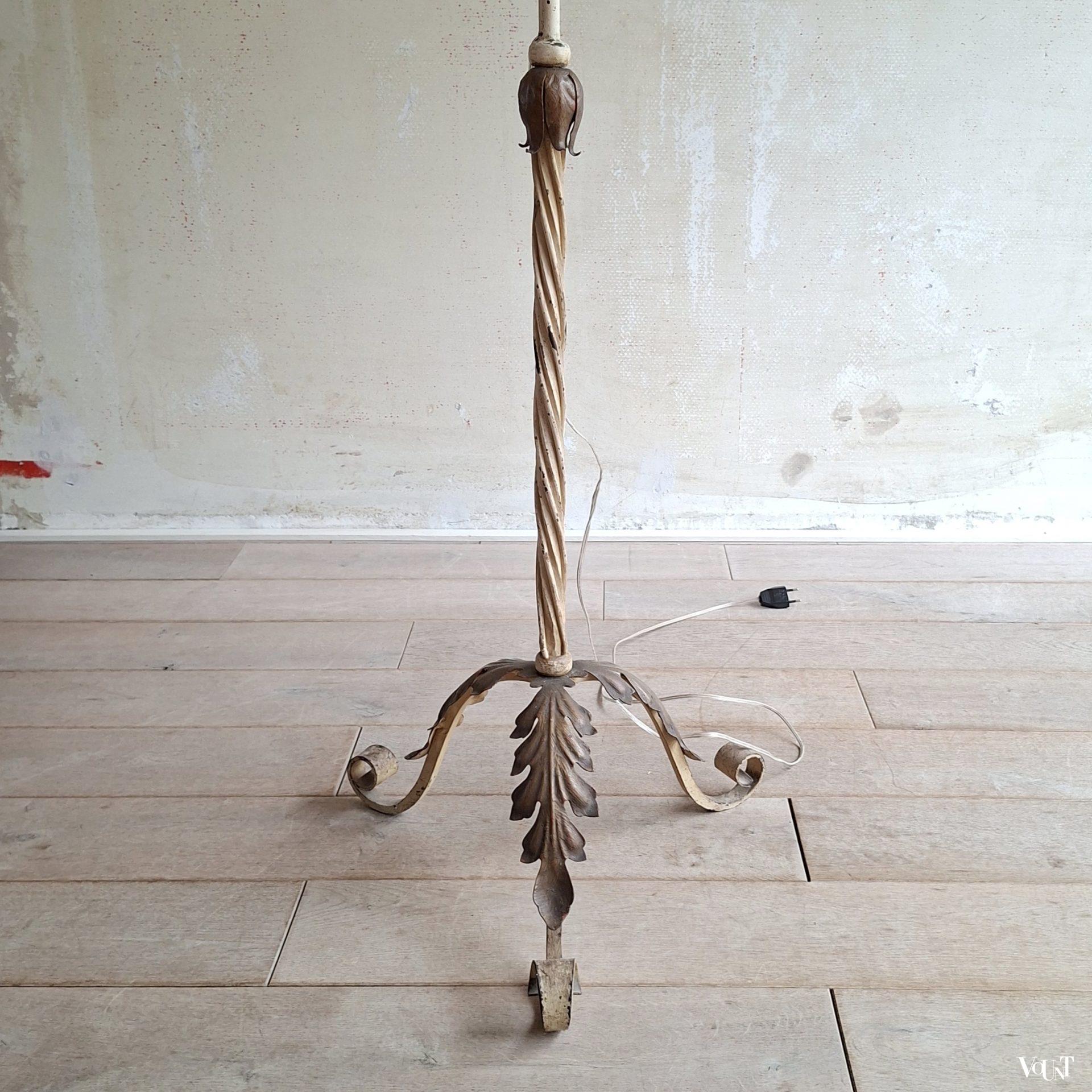 Smeedijzeren vloerlamp met acanthusbladvoet, jaren '50/'60