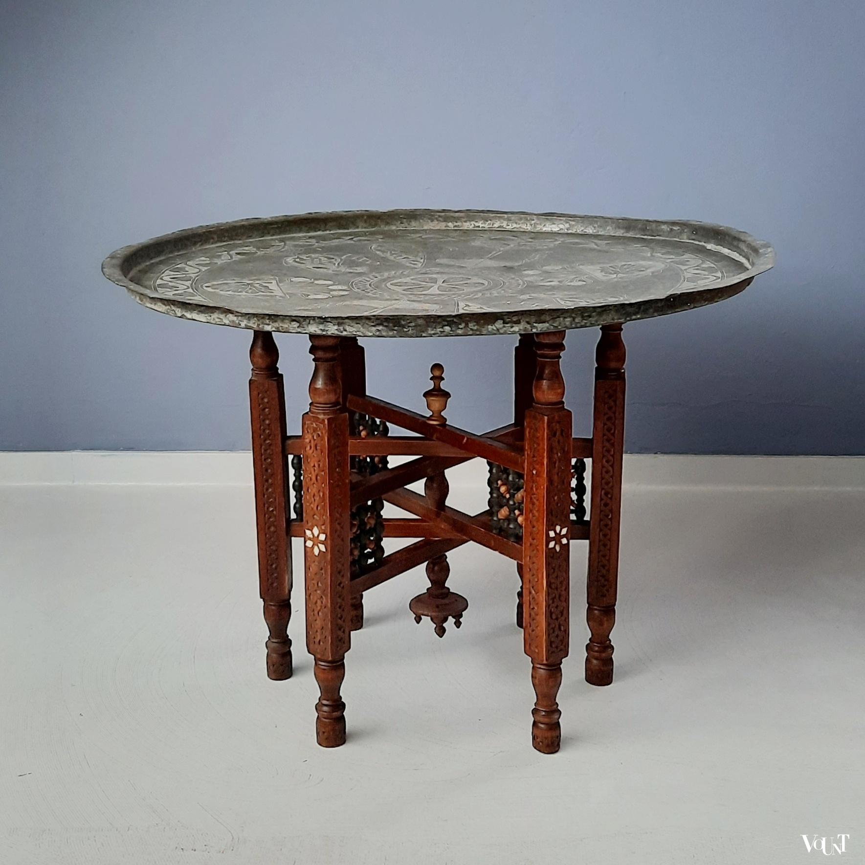 Noord-Afrikaanse tafel, met de hand bewerkt koperen blad, rond 1900