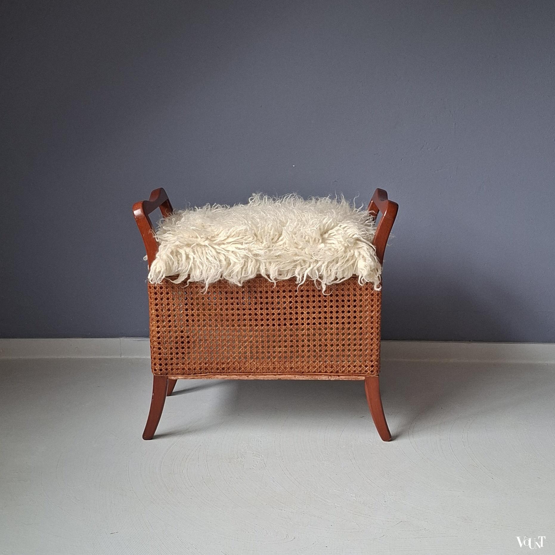 Hout en rotan opbergbankje met wollen bekleding, Sirrom, jaren '30/'50