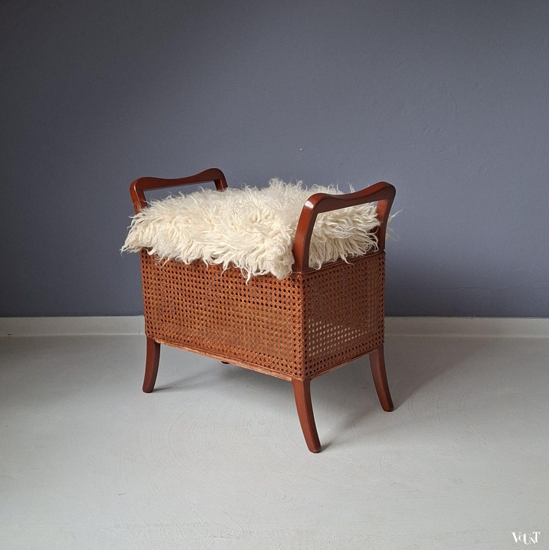 Hout en rotan opbergbankje met wollen bekleding, Sirrom, jaren '30/'50