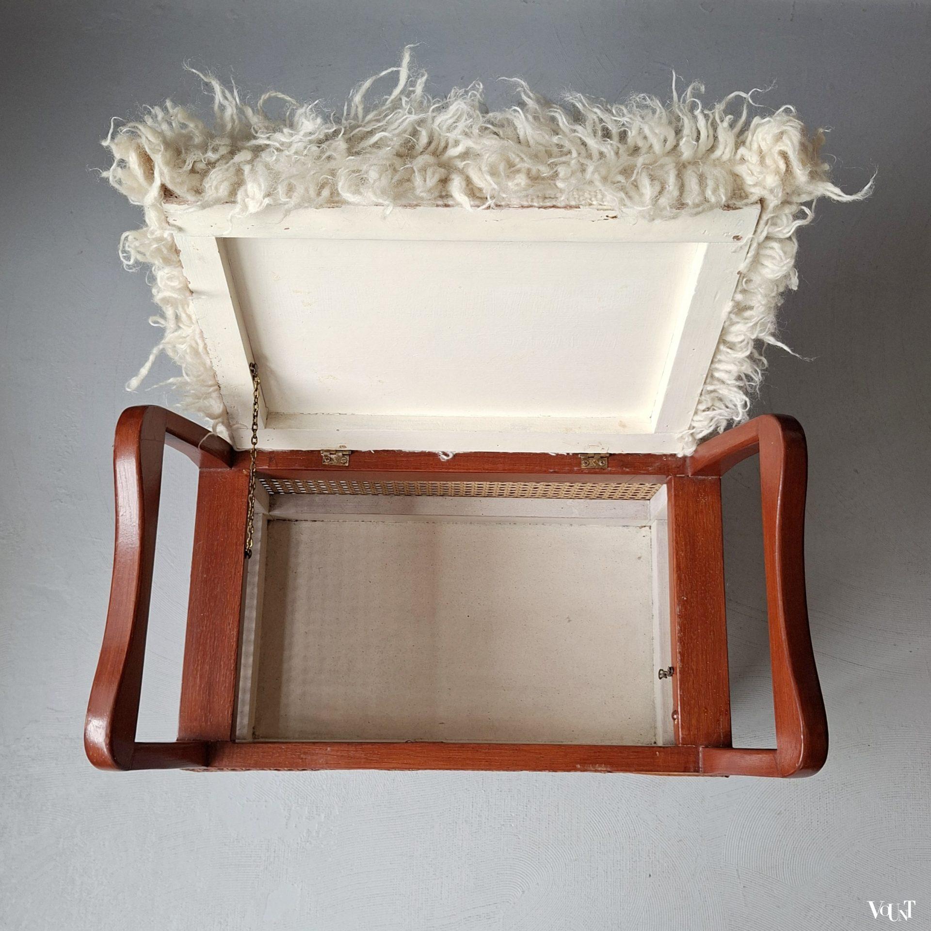 Hout en rotan opbergbankje met wollen bekleding, Sirrom, jaren '30/'50