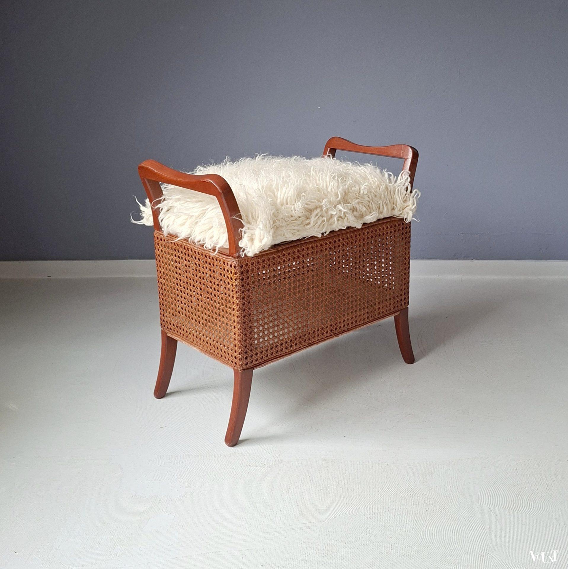 Hout en rotan opbergbankje met wollen bekleding, Sirrom, jaren '30/'50