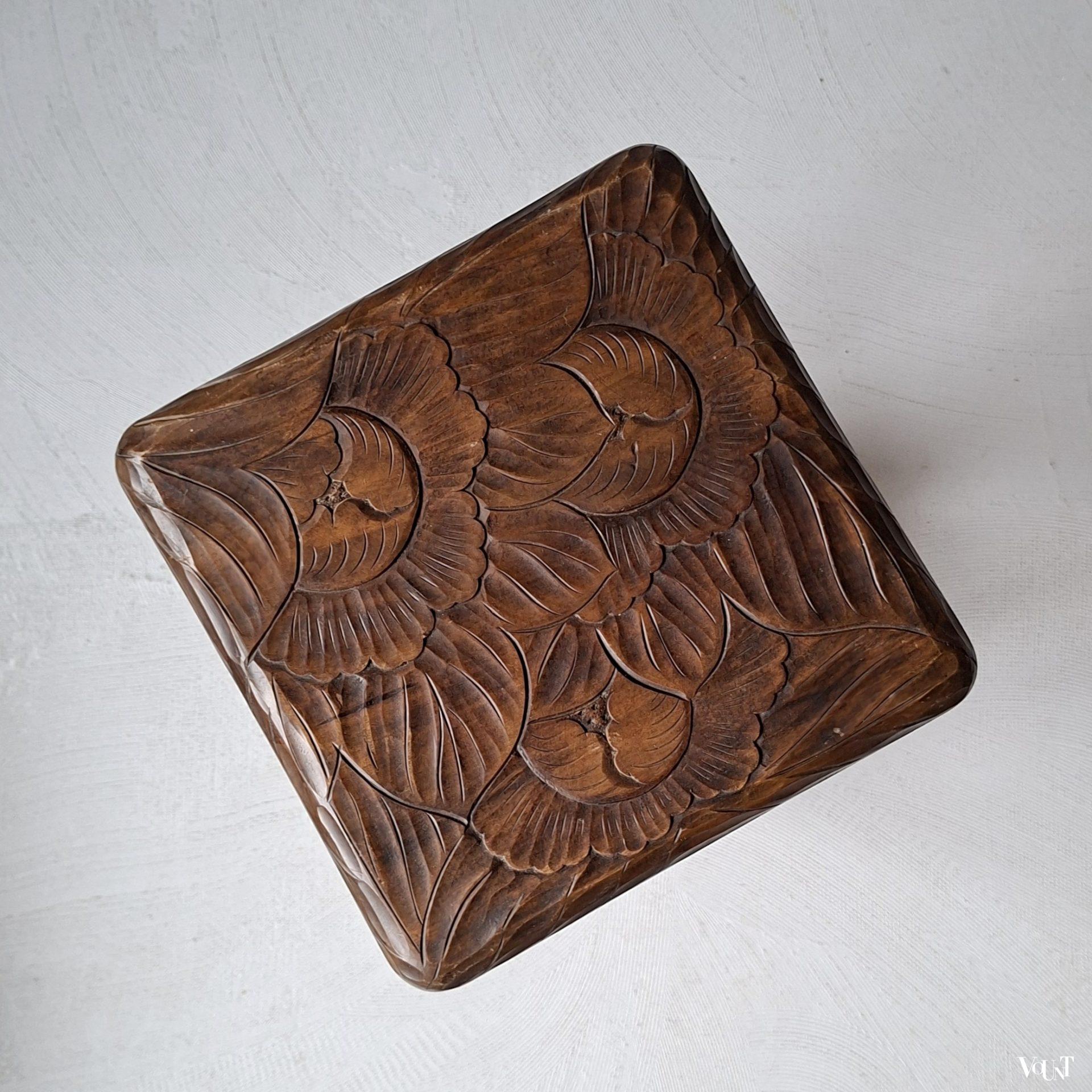 Japans handgesneden bijzettafeltje, Liberty & Co., rond 1900