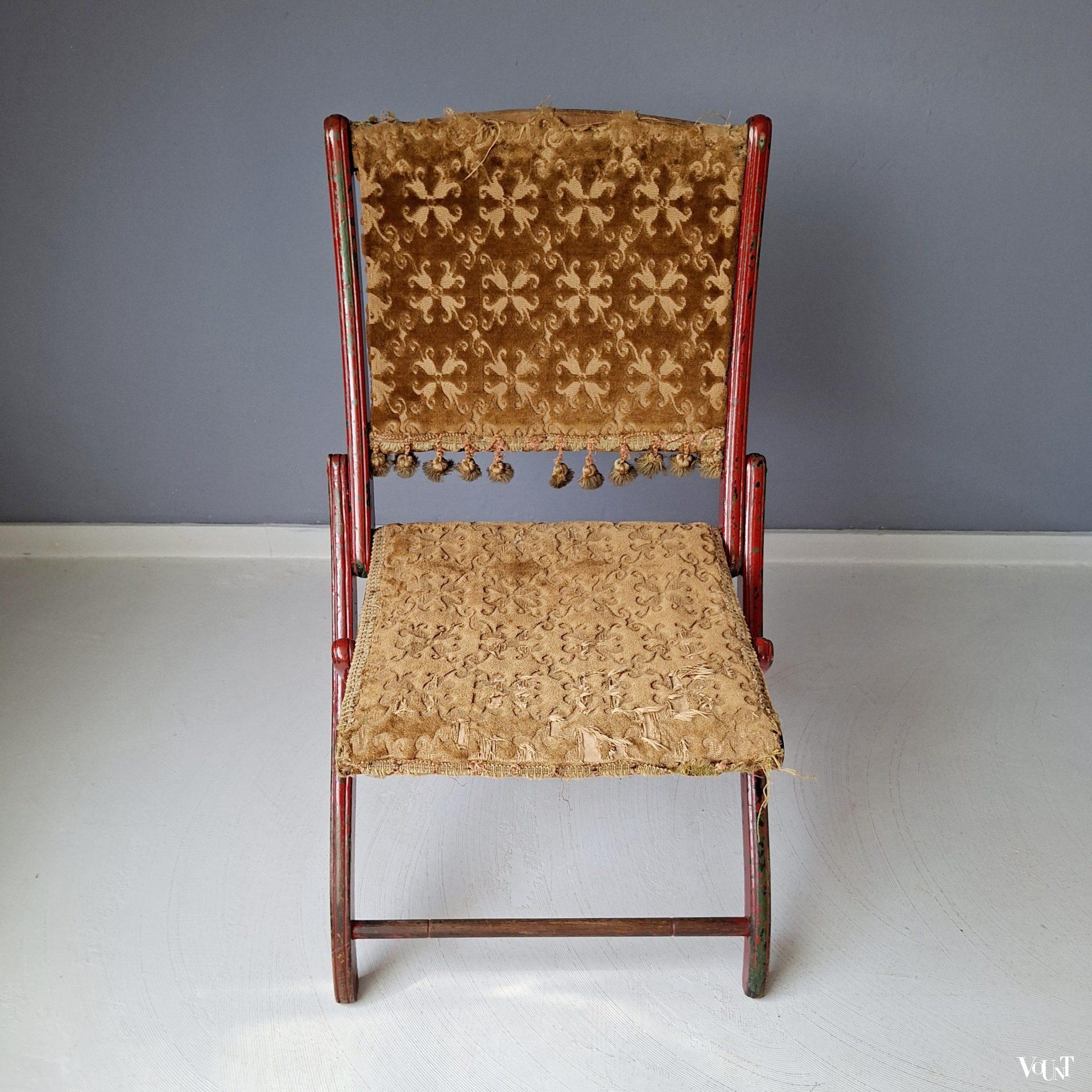 Geleefde antieke houten klapstoel, rond 1900